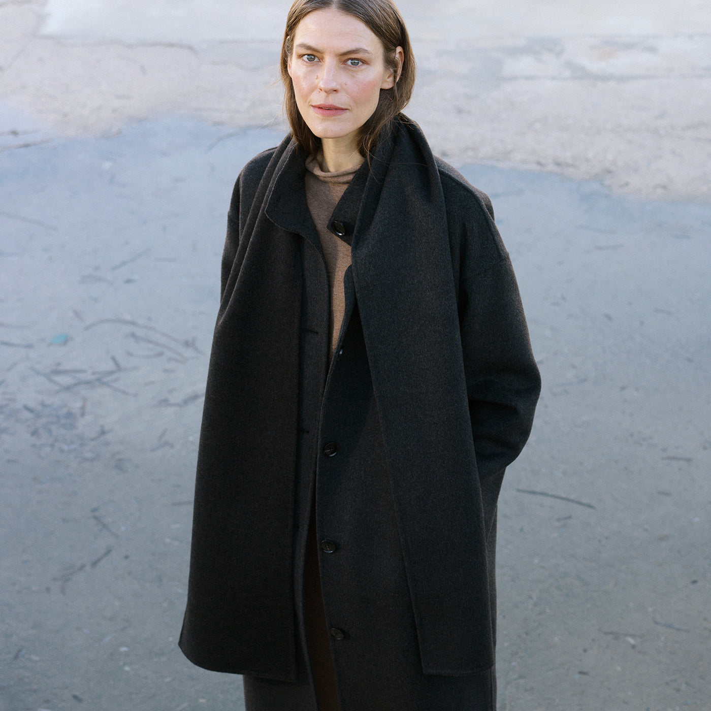 Nanson naisten tummanharmaa Elle-villakangastakki ja Elli-huivi mallin päällä.