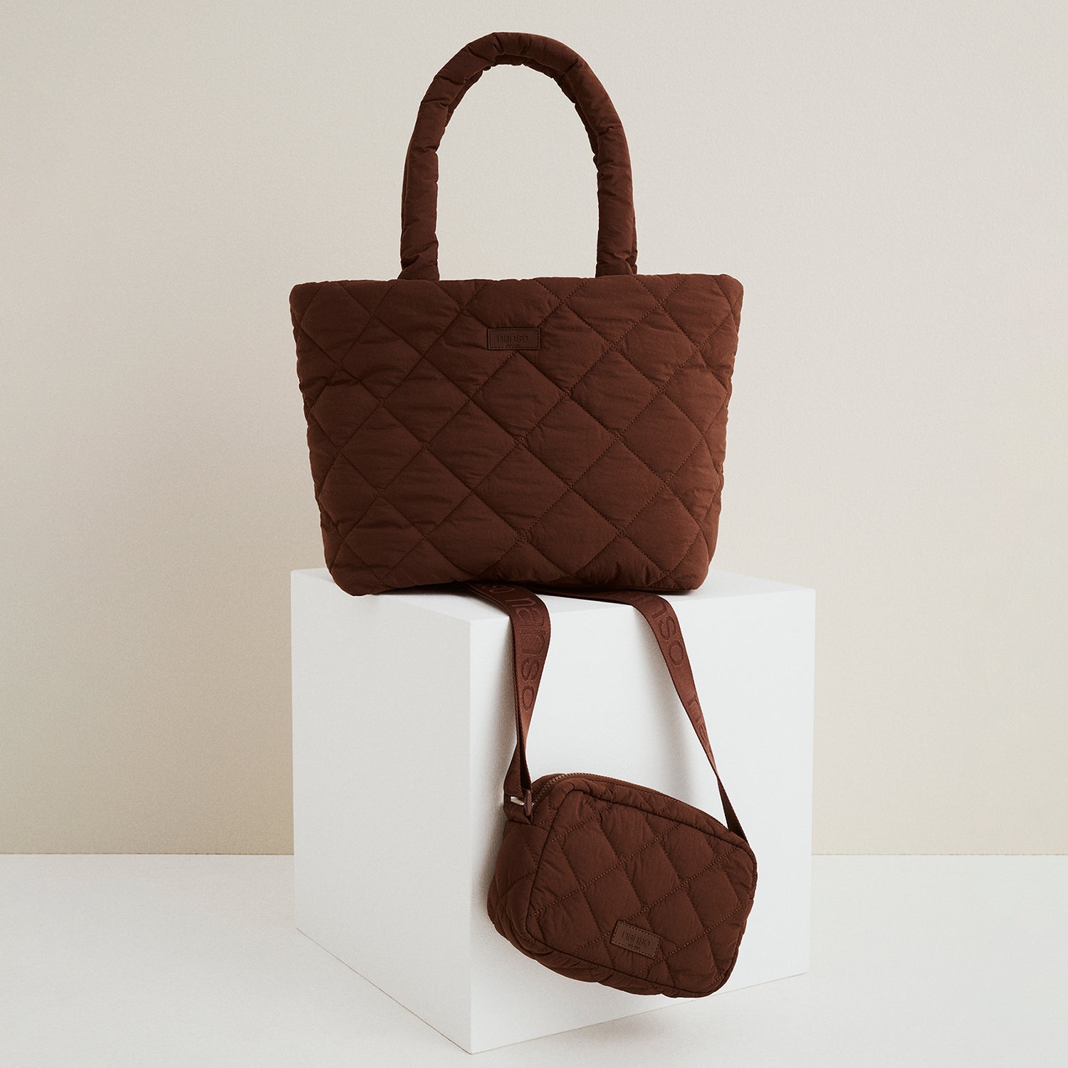 Nanson tummanruskeat Maxi Vanu Tote ja Vanu olkalaukut.