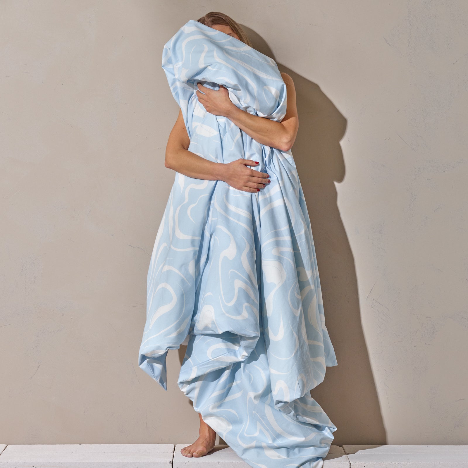 Nanson Vesi Pussilakana mallin käsissä auringonpaisteessa