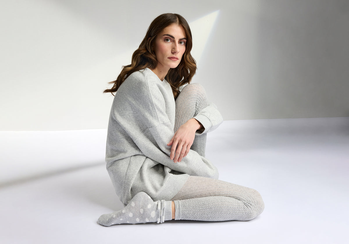 Vogue harmaat Vivienne sukat ja Cable legginsit mallin päällä.