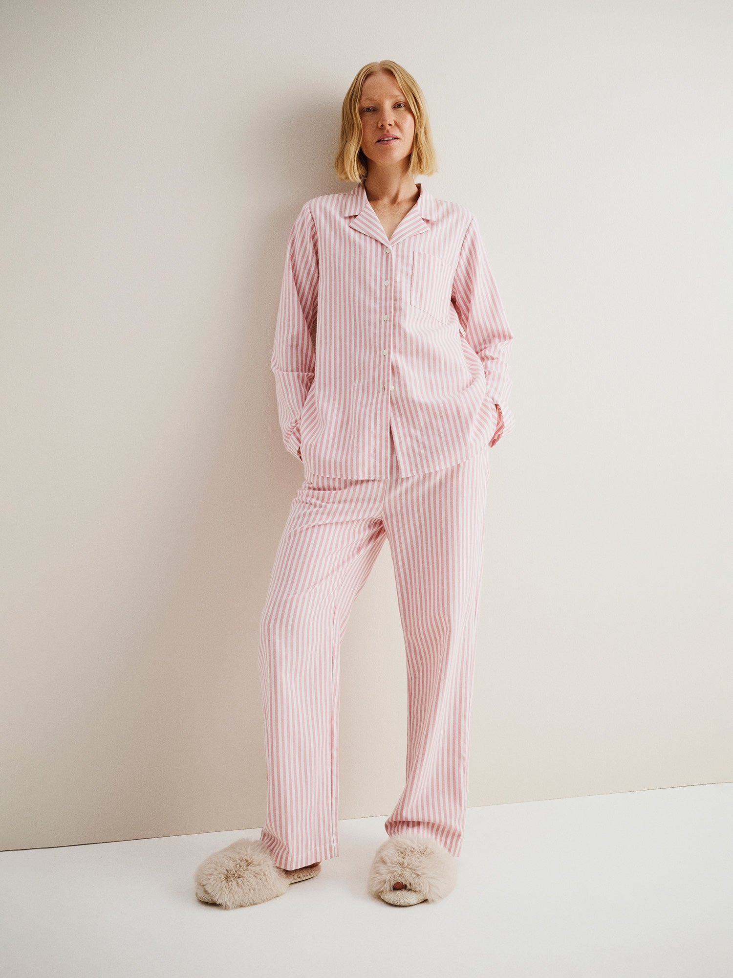 Nanson naisten vaaleanpunaiset Polka-housut, täyspitkät lahkeet ja raidallinen flanellikangas, mallin yllä kokokuvassa.