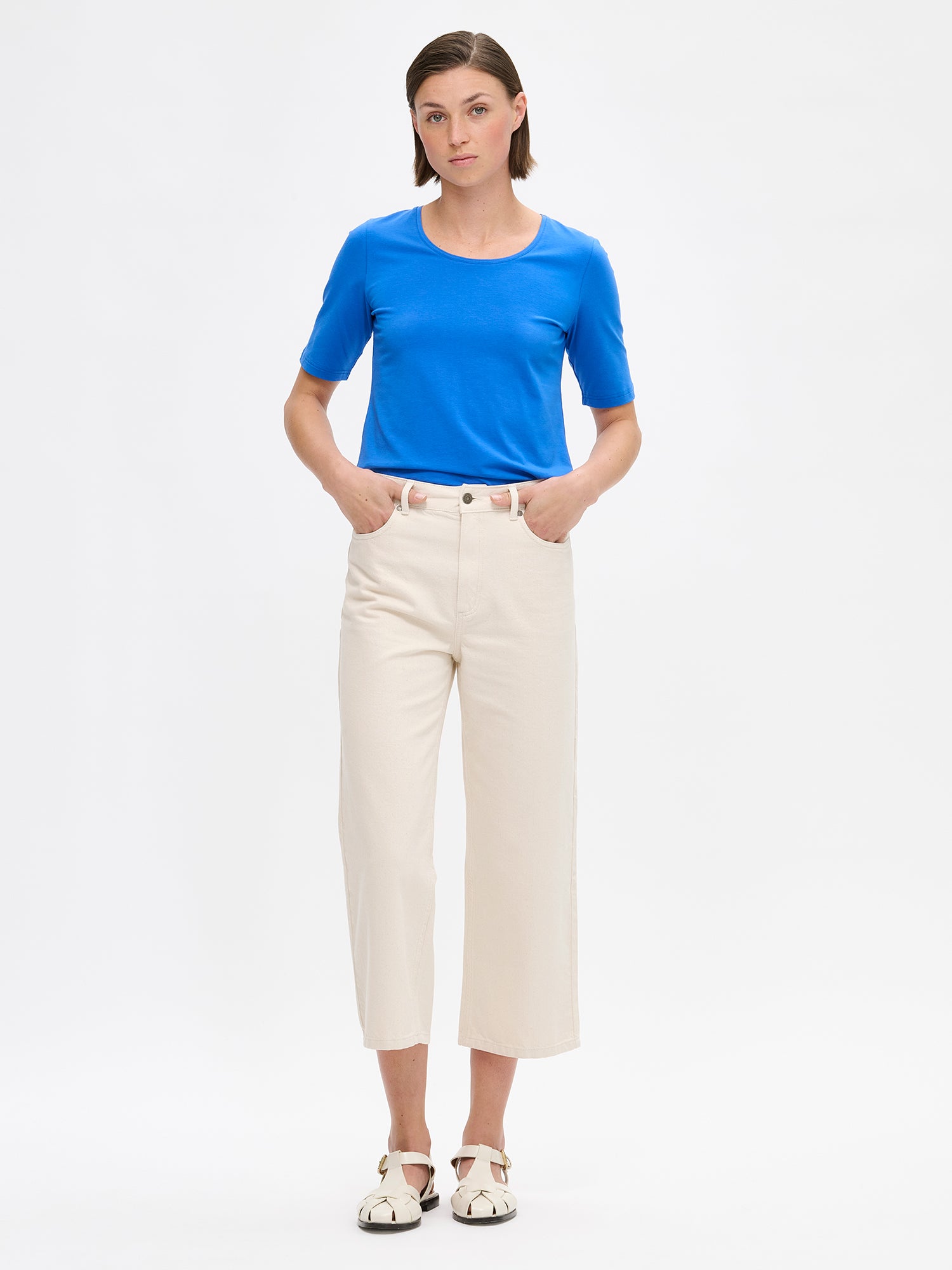 Nanson naisten klassisen tyylikäs sininen Basic t-paita pyöreällä pääntiellä. Mukava t-paita on vaatekaapin luottovaate, joka hurmaa monikäyttöisyydellään. Kuvattuna mallin päällä.