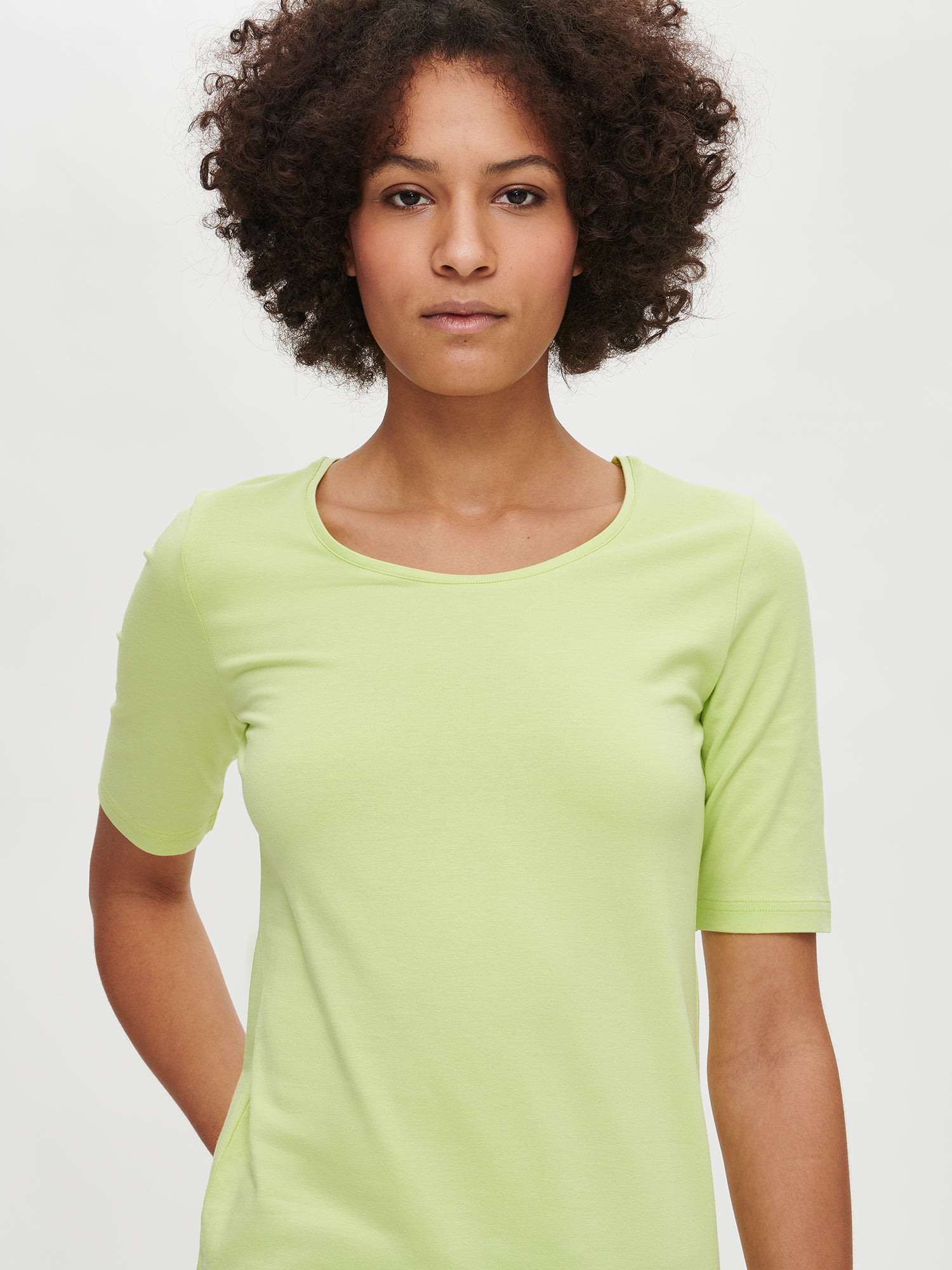 Nanson naisten klassinen, limenvihreän värinen Basic t-paita pyöreällä pääntiellä lähikuvassa.