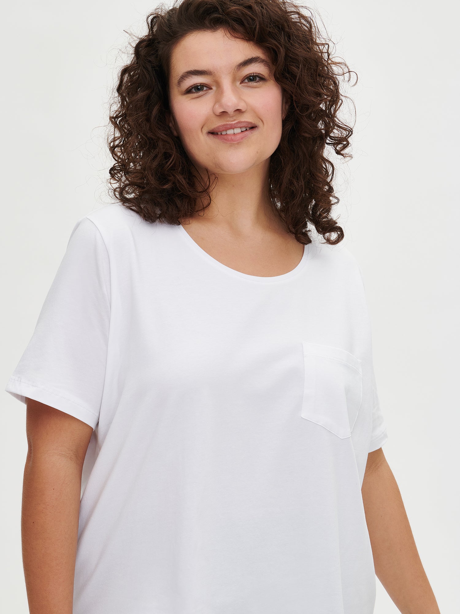 Naisten tyylikäs valkoinen Tasku t-paita pyöreällä pääntiellä.