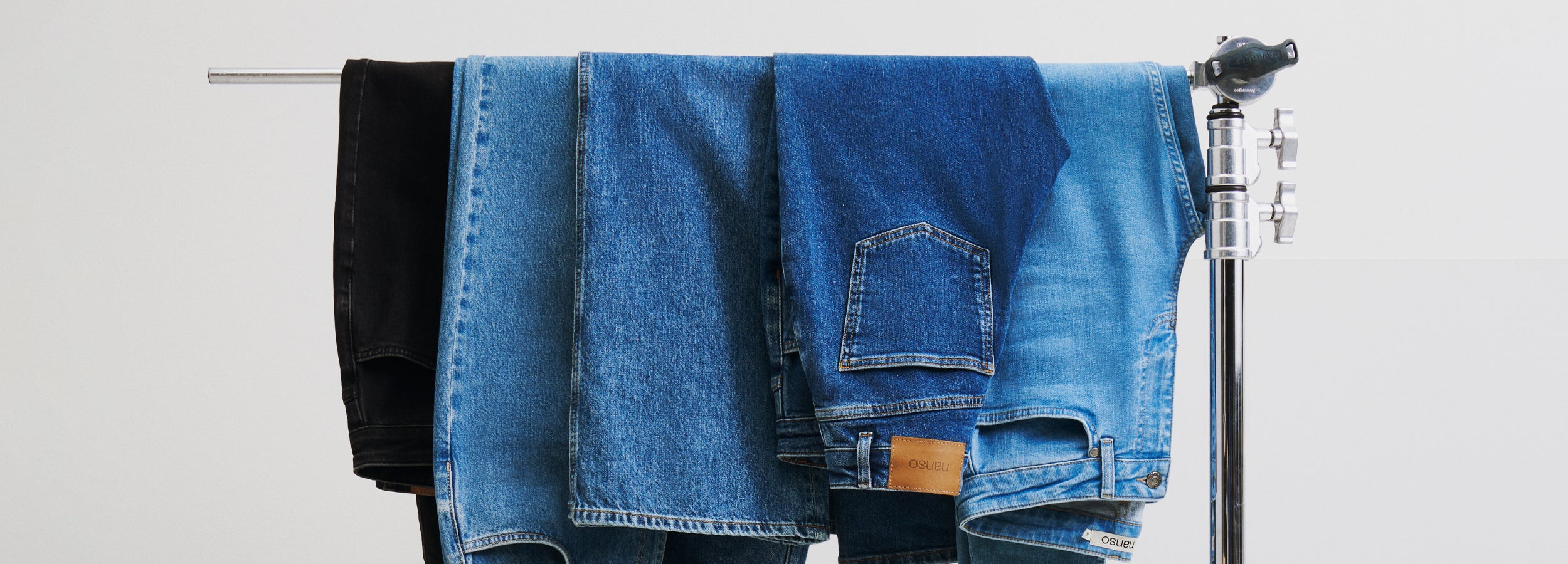 Viidet farkut ripustettuna tangolla