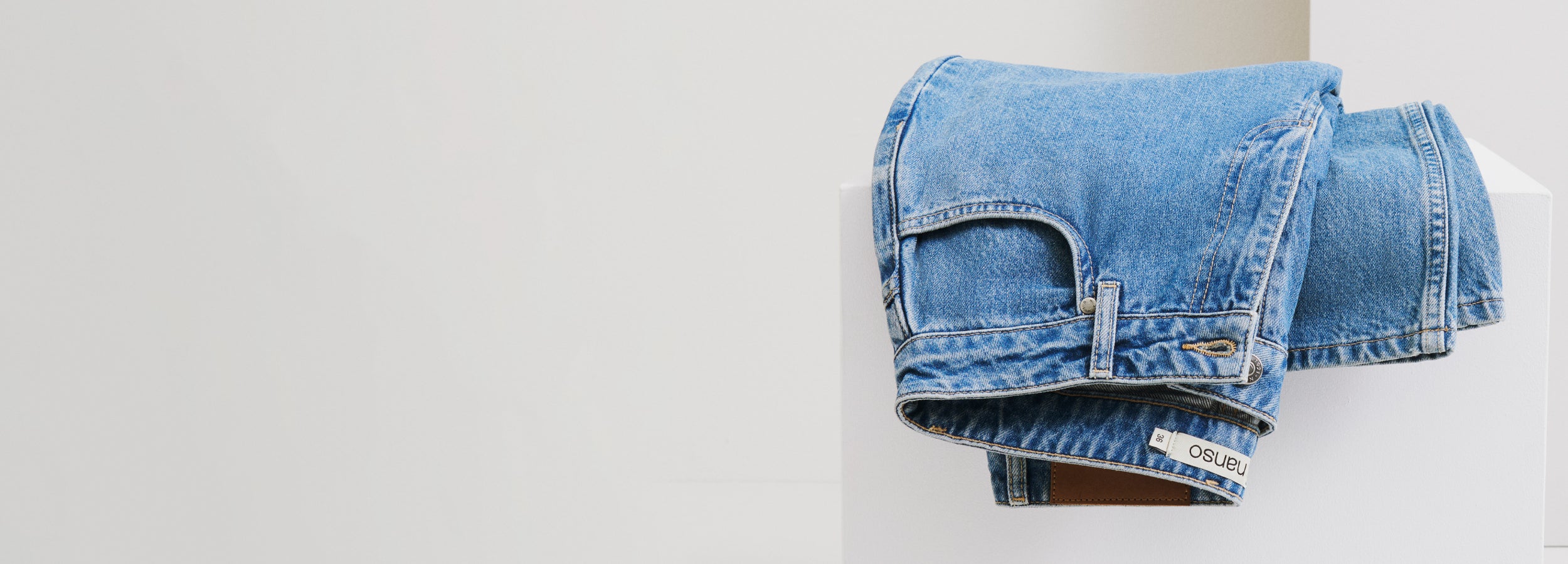 Siniset farkut taitettuna tasolla