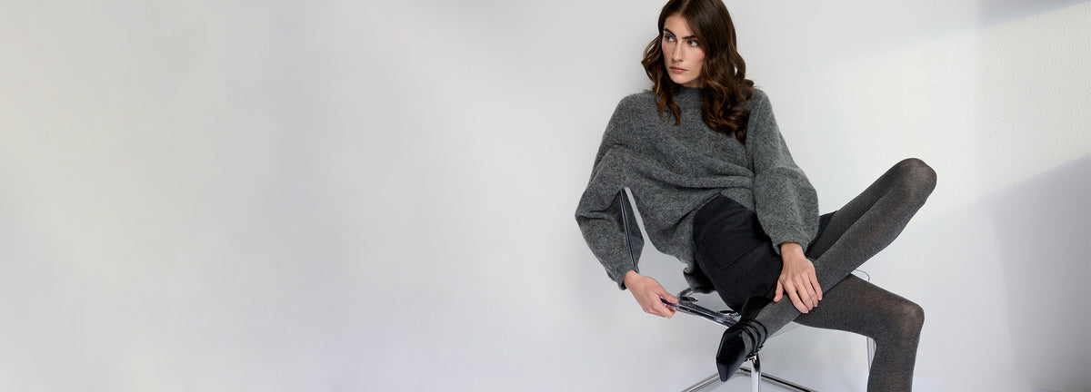 Vogue harmaat Carina cashmere sukkahousut mallin päällä.