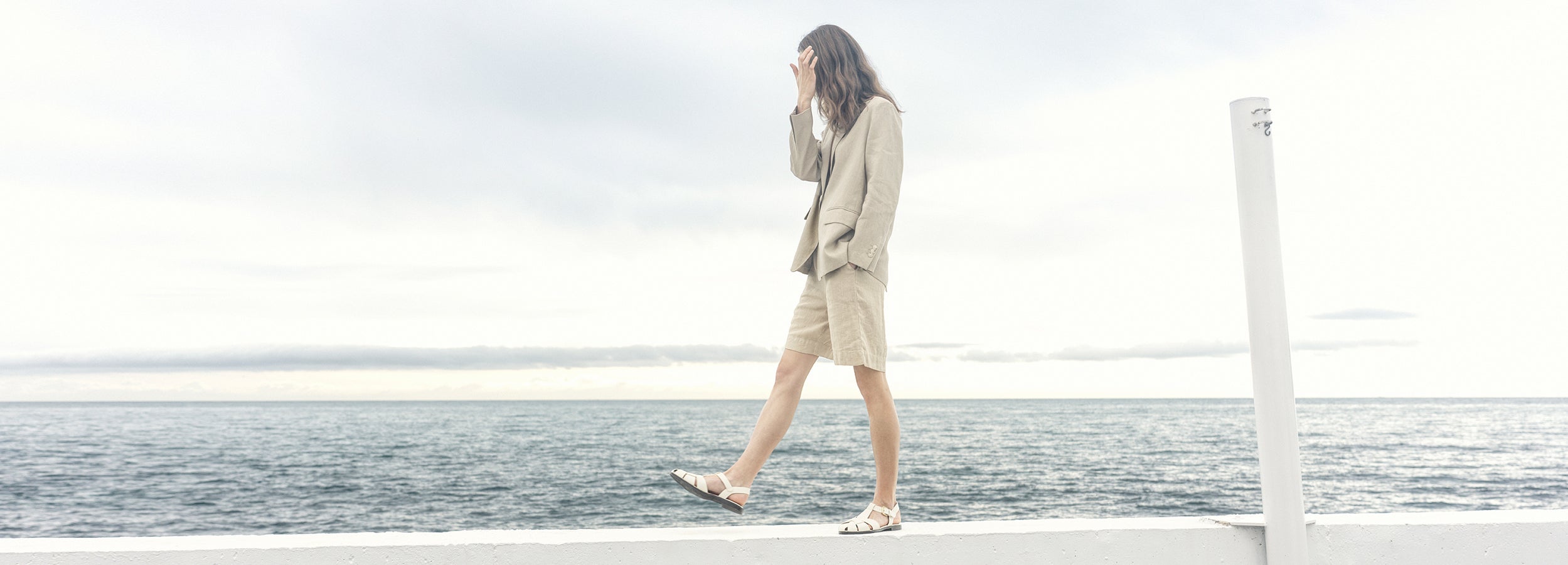 Nanso beige Arles pellavablazer ja shortsit mallilla