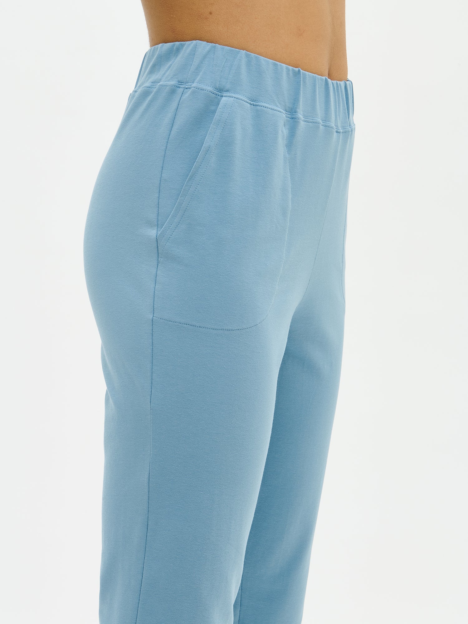 Nanson naisten joustavat ja mukavat siniset Basic-housut mallilla lähikuvassa sivulta.