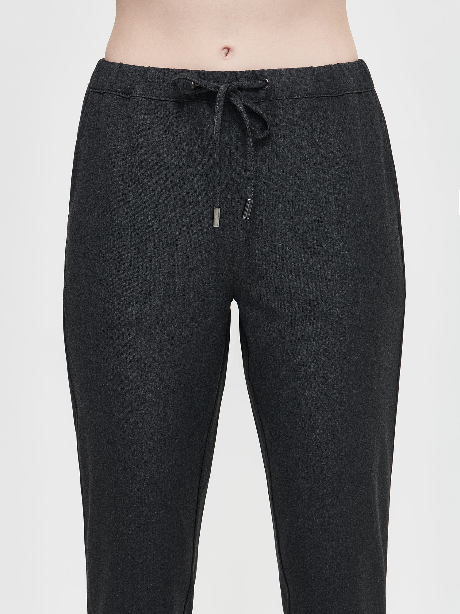 Nanson naisten rennon tyylikkäät harmaat Joggeri-housut mallin päällä lähikuvassa