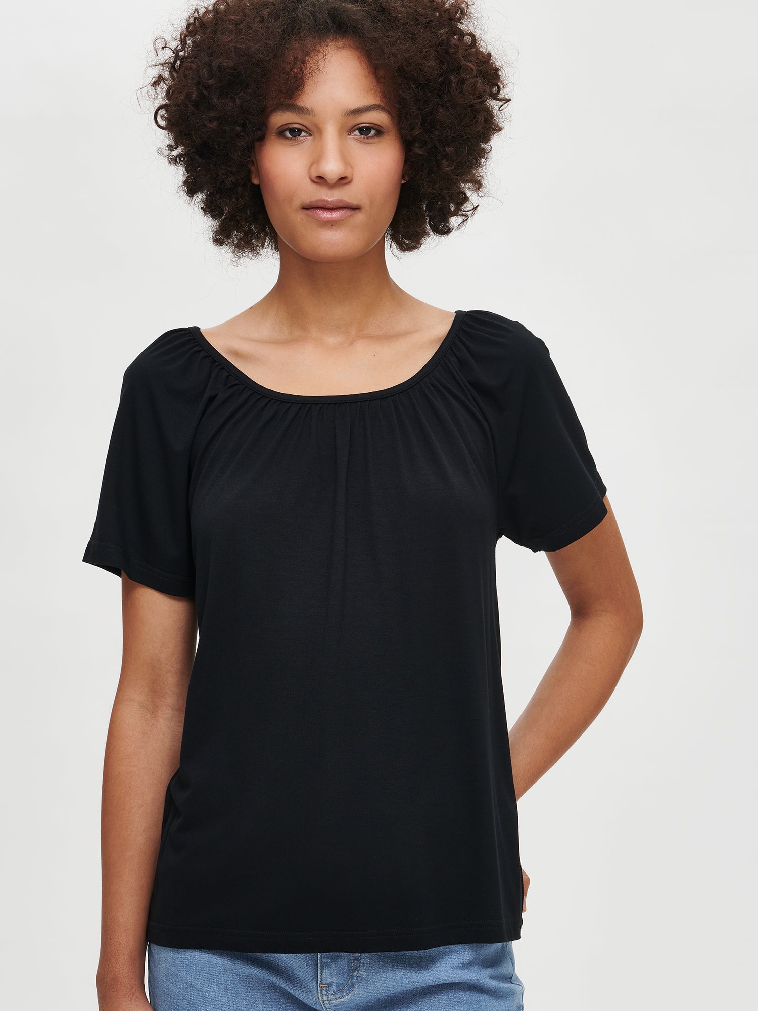 Nanson naisten musta Sommar-pusero mallin päällä lähikuvassa.