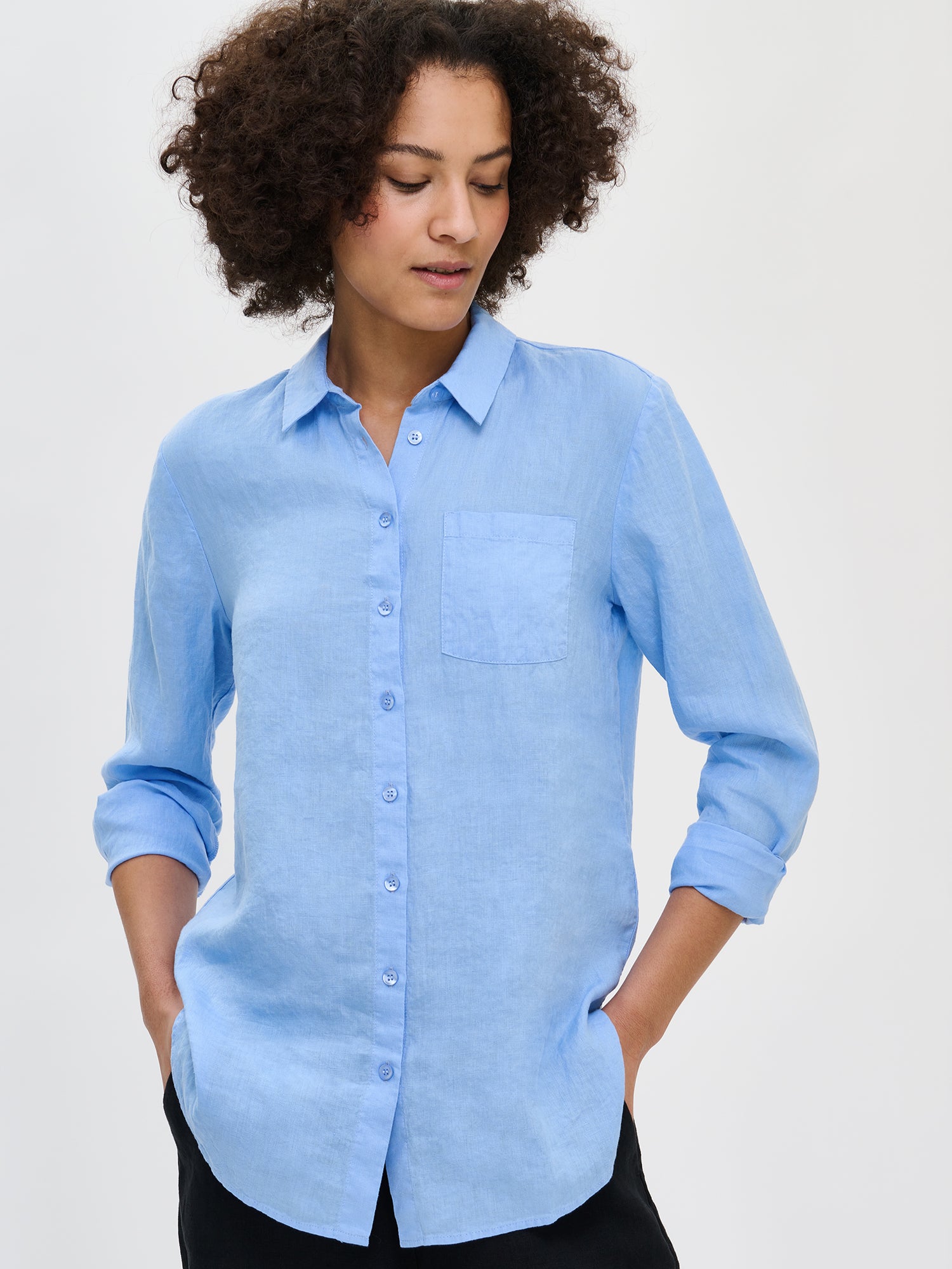 Nanson naisten rento sininen Pellava-paitapusero mallin päällä edestä.