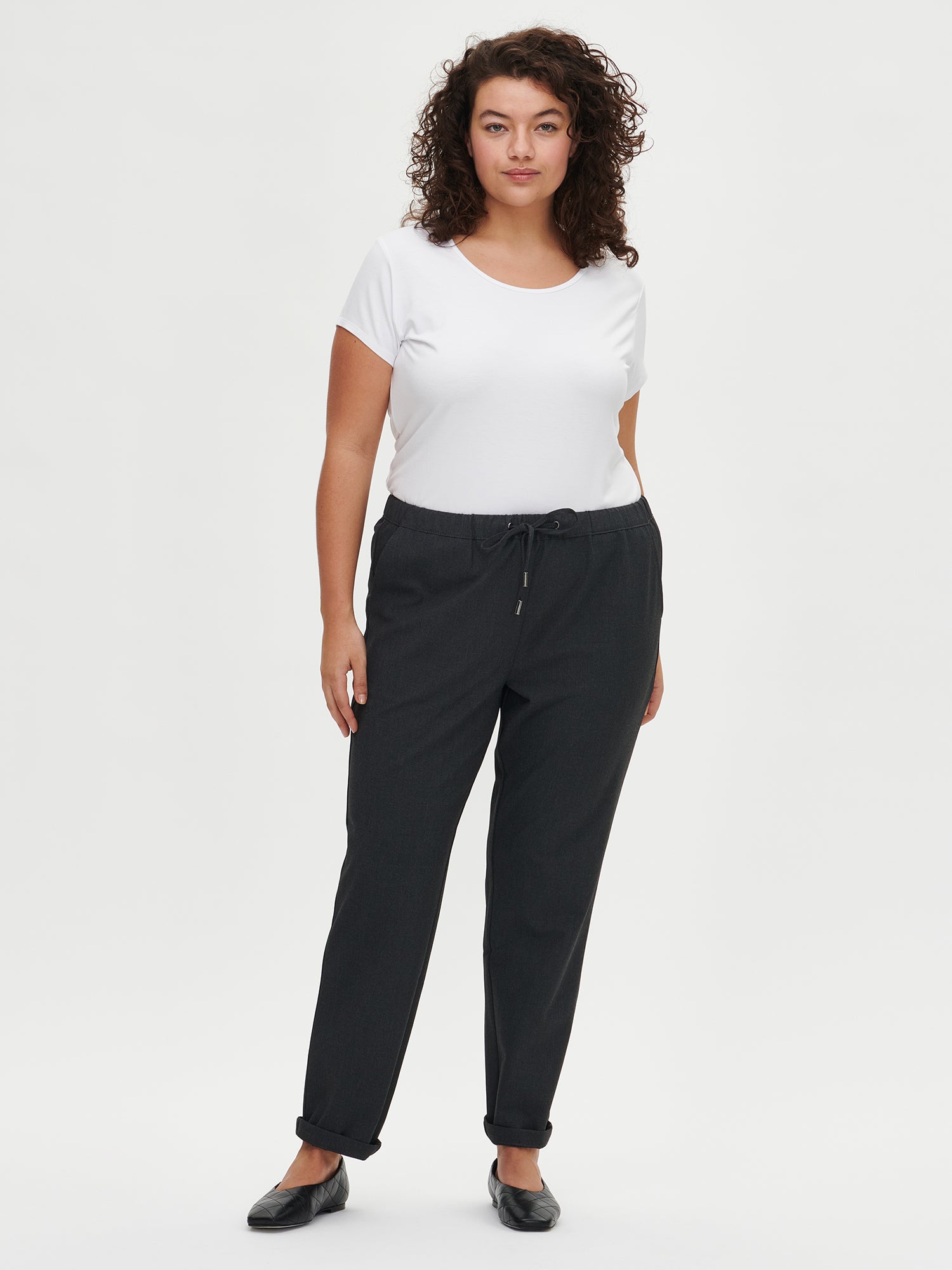 Nanson naisten rennon tyylikkäät harmaat Joggeri-housut, joissa on joustava vyötärö, kiristysnauhat ja sivutaskut, XL mallin päällä edestä.