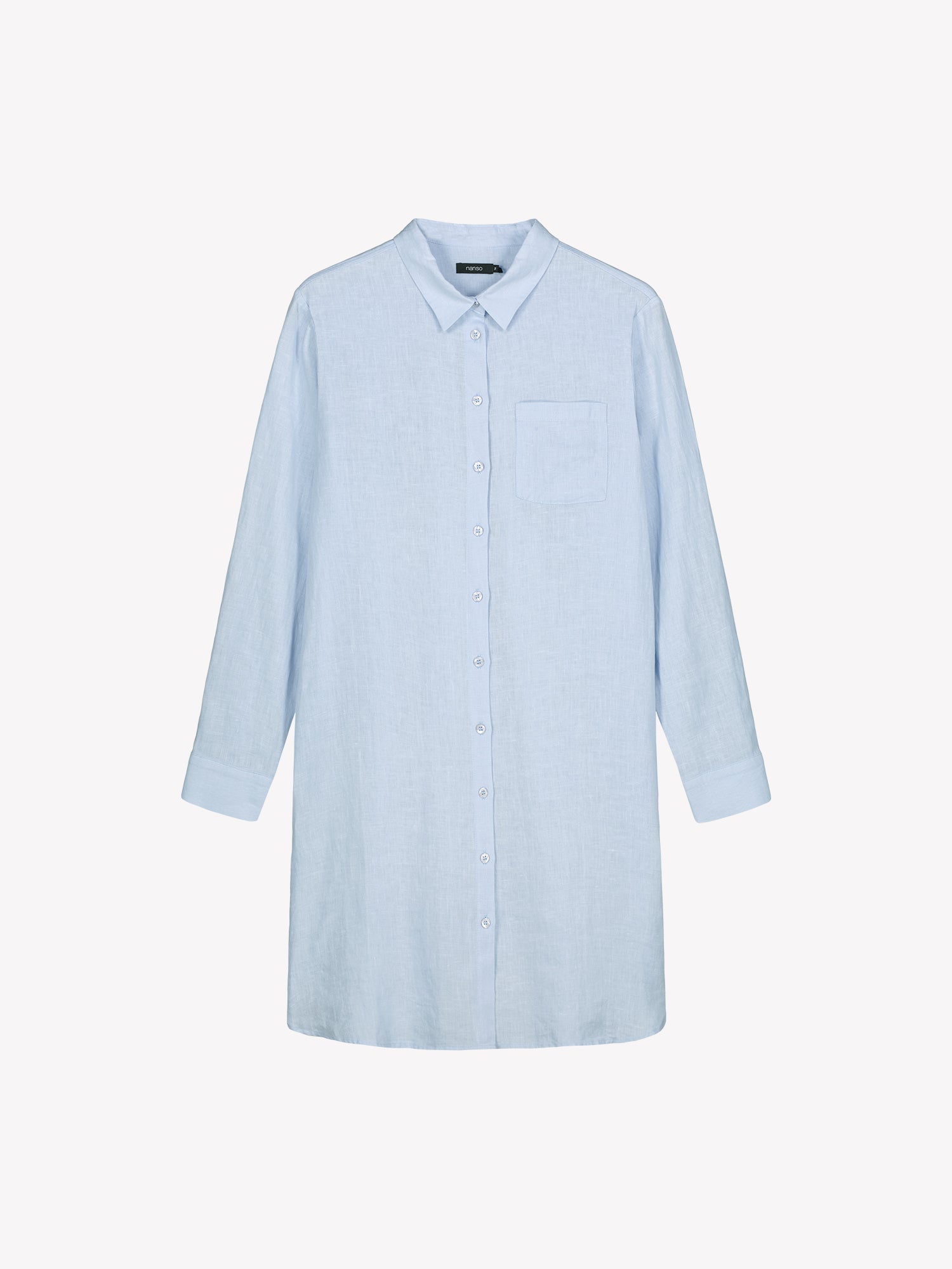 Naisten rento ja pitkä vaalea sininen Pellava-paitapusero tuotekuvassa edestä kuvattuna.