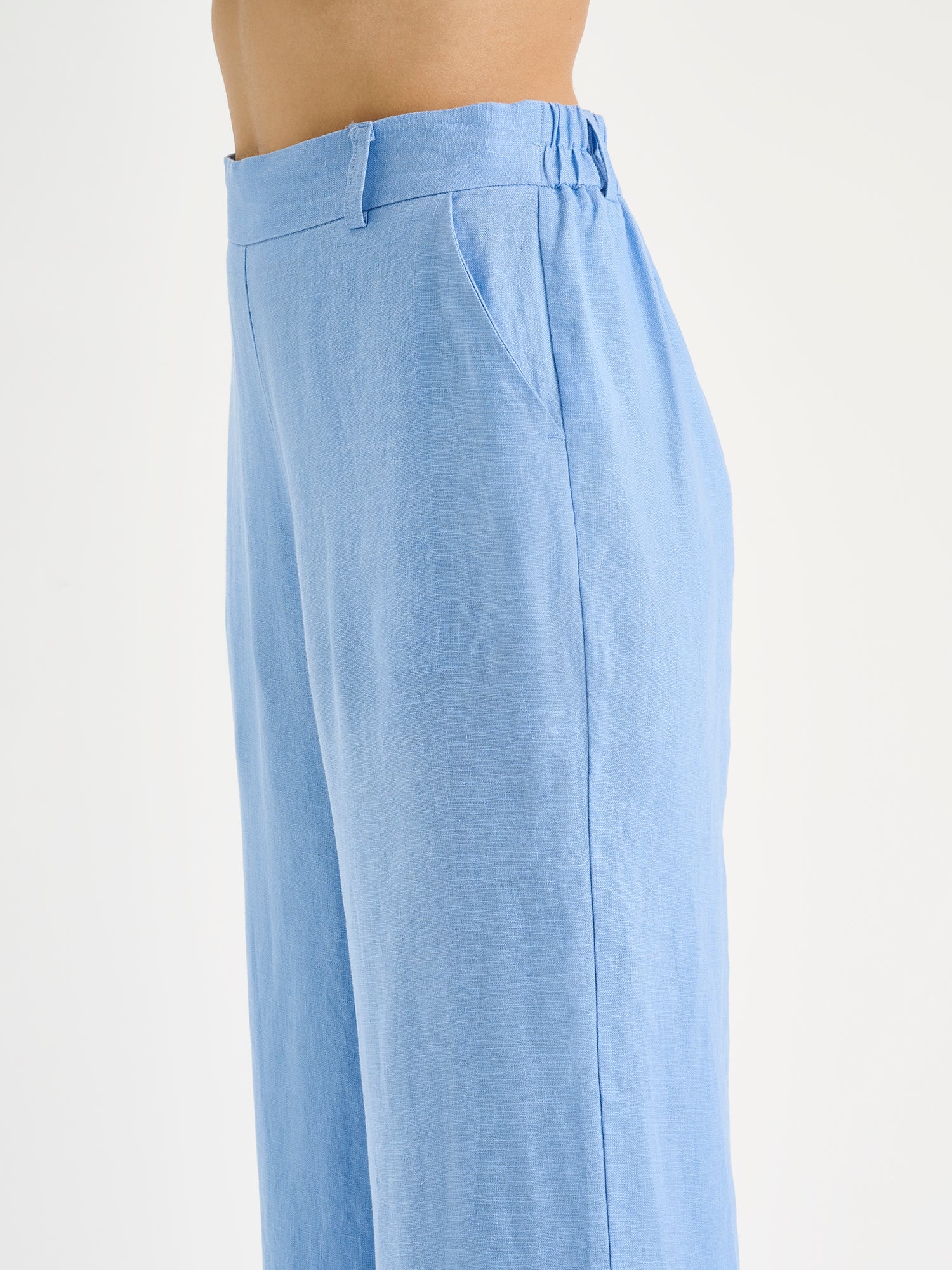 Nanson naisten siniset pitkät Saari-pellavahousut mallin päällä lähikuvassa sivulta