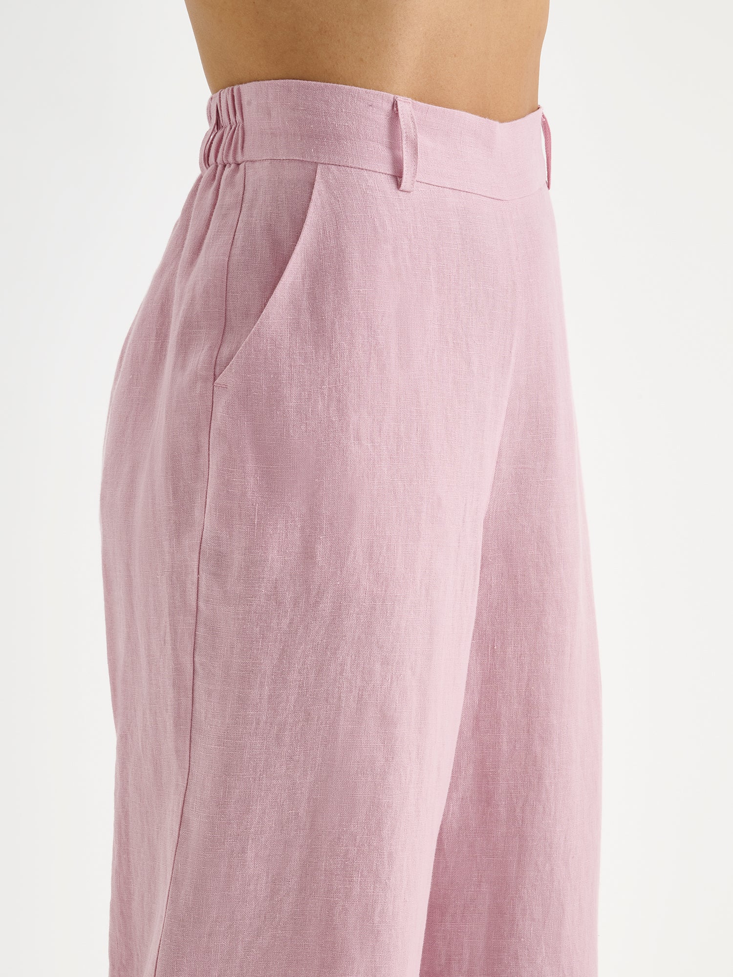 Nanson naisten roosat Saari-pellavahousut vajaamittaisilla lahkeilla mallin päällä lähikuvassa.