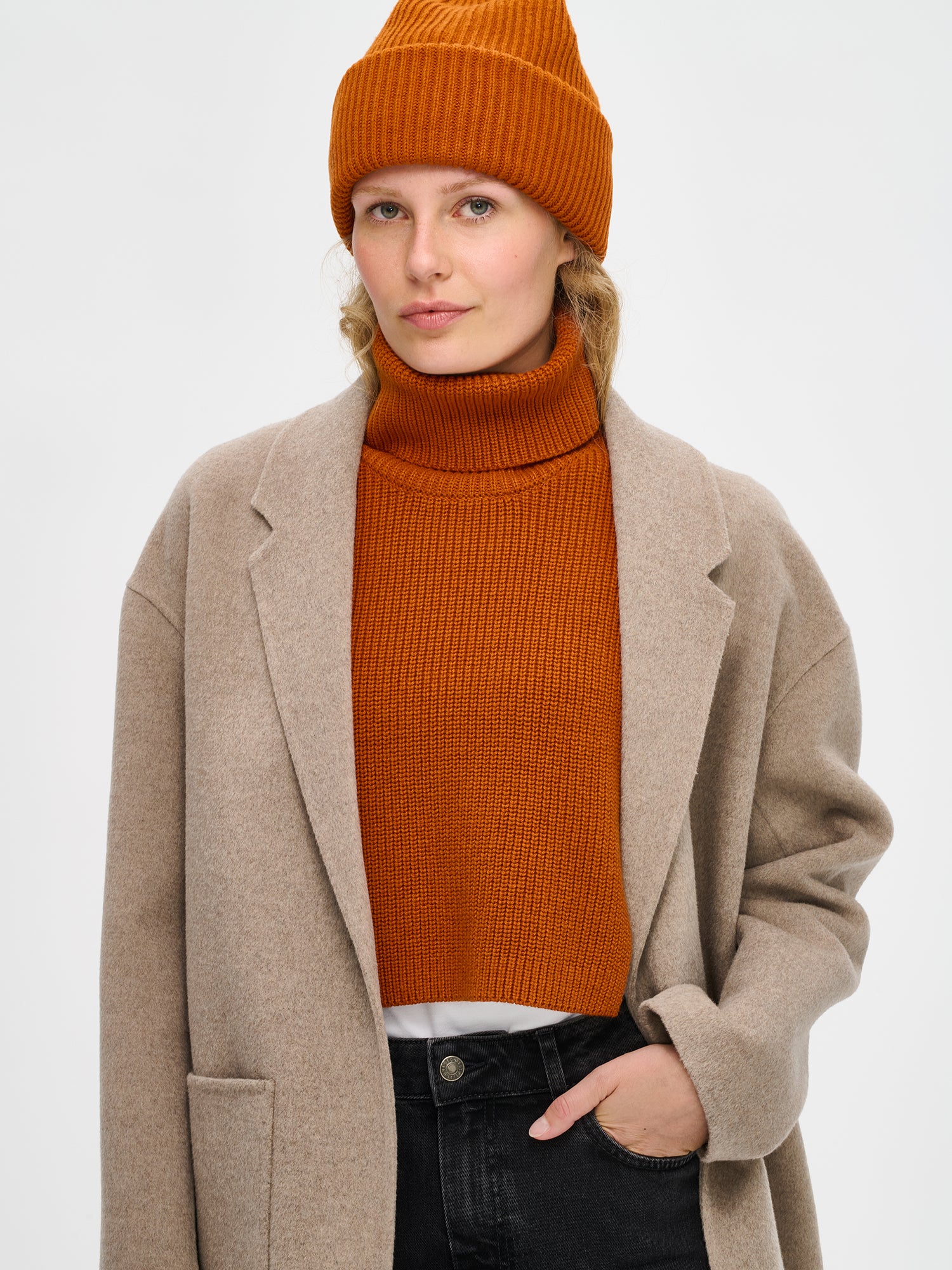Naisten lämmin oranssin ruskea Utu-asustesetti sisältää upean Utu kaulurin sekä pipon. Niiden neulos on laadukasta, pehmeän ja miellyttävän tuntuista puuvilla-villa-sekoitetta. kuva 1