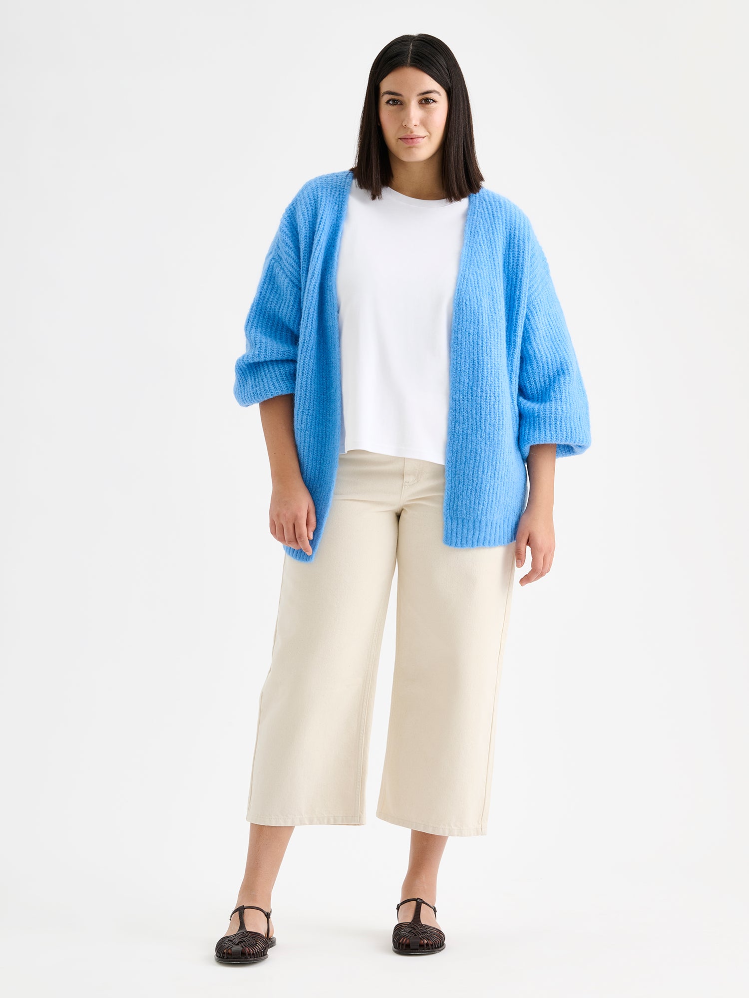 Nanson naisten sininen ylellinen Karamelli-neuletakki mallin päällä vaaleiden farkkujen kanssa.