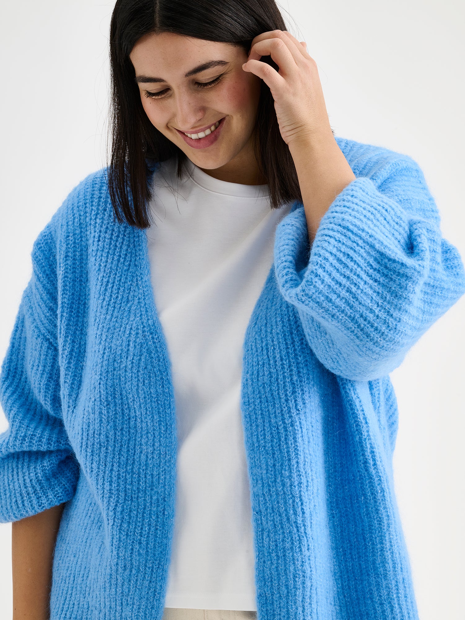 Nanson naisten sininen ylellinen Karamelli-neuletakki mallin päällä lähikuvassa.