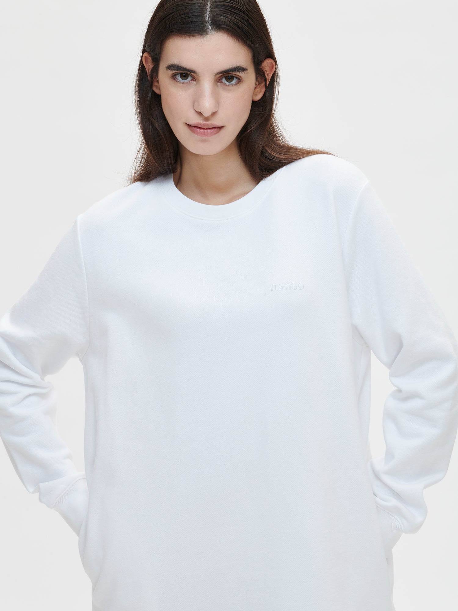 Nanson naisten mukava valkoinen Softis-mekko, jossa on rinnassa kirjailtu nanso-logo. 
