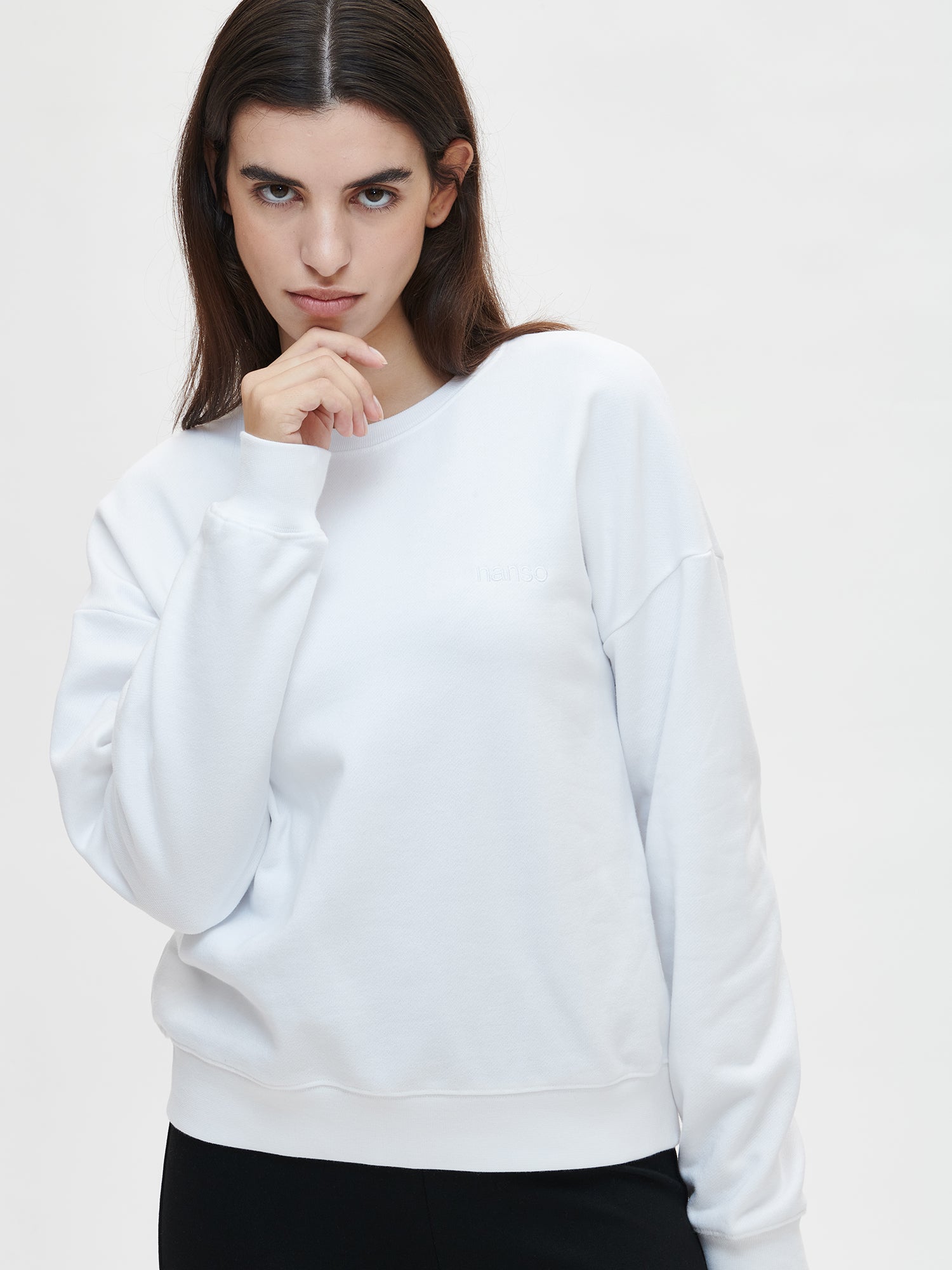 Nanson naisten mukava valkoinen Softis-pusero, jossa on rinnassa kirjailtu nanso-logo.