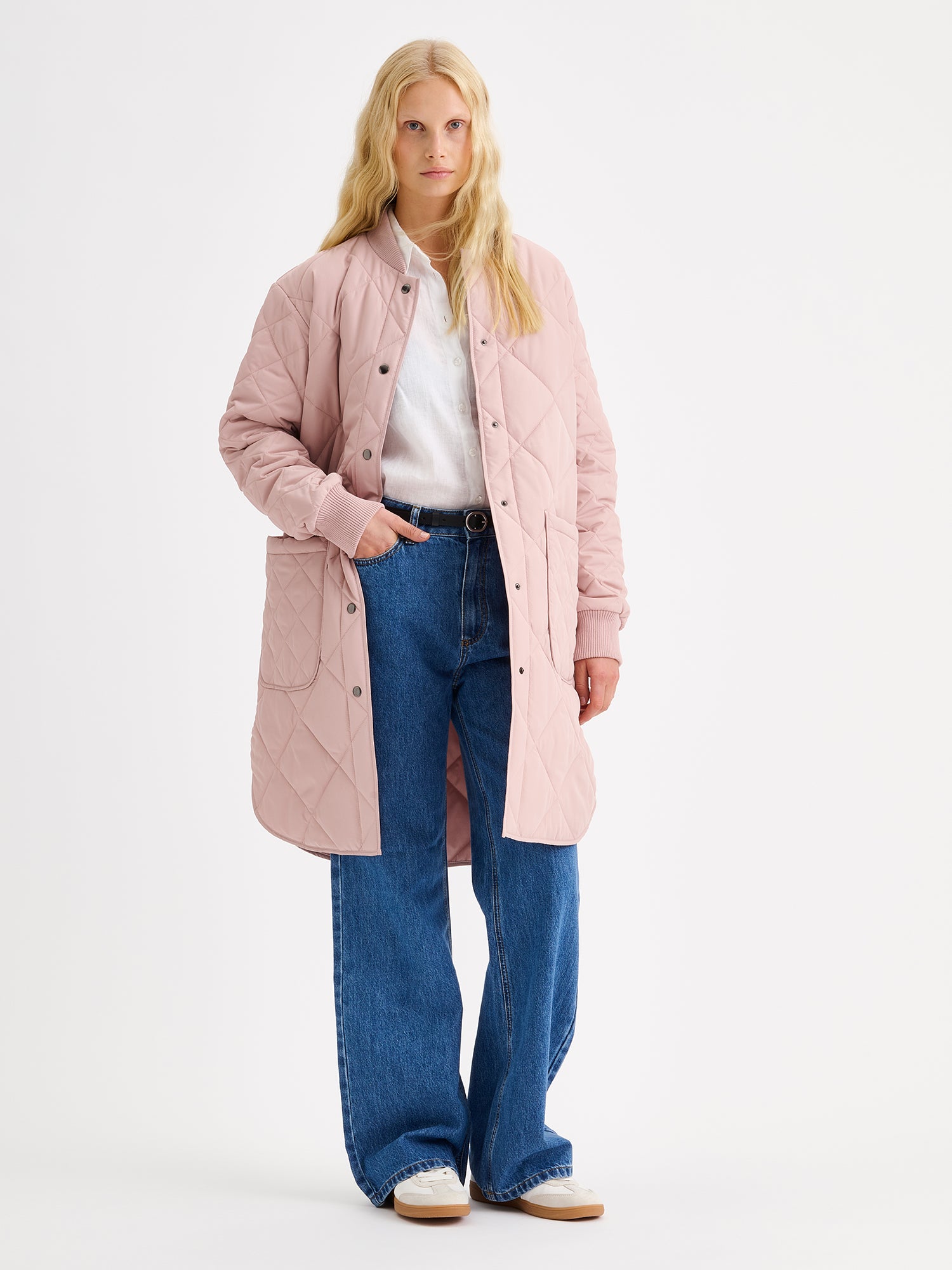 Nanson naisten Midi Tikkitakki pudotetulla olkalinjalla ja kevyellä vanulla. Takin pääntiellä ja hihansuissa on mukava neulosresori ja edessä nepparikiinnitys sekä päällitaskut. Kuvattuna takki auki mallin päällä edestä.