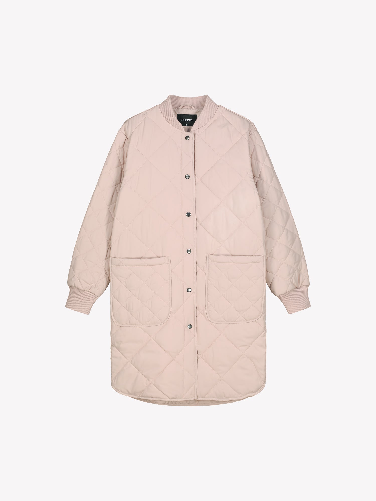 Nanson naisten Midi Tikkitakki pudotetulla olkalinjalla ja kevyellä vanulla. Takin pääntiellä ja hihansuissa on mukava neulosresori ja edessä nepparikiinnitys sekä päällitaskut. Tuotekuva edestä.