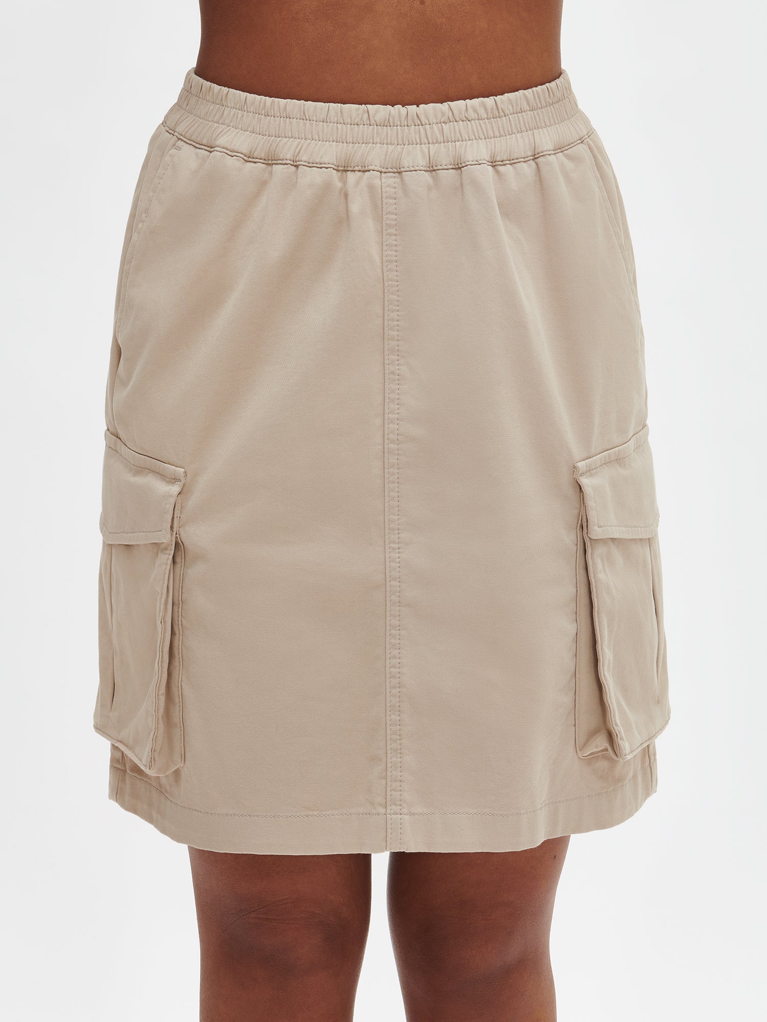Nanson naisten rento beige Cargo-hame taskuilla.