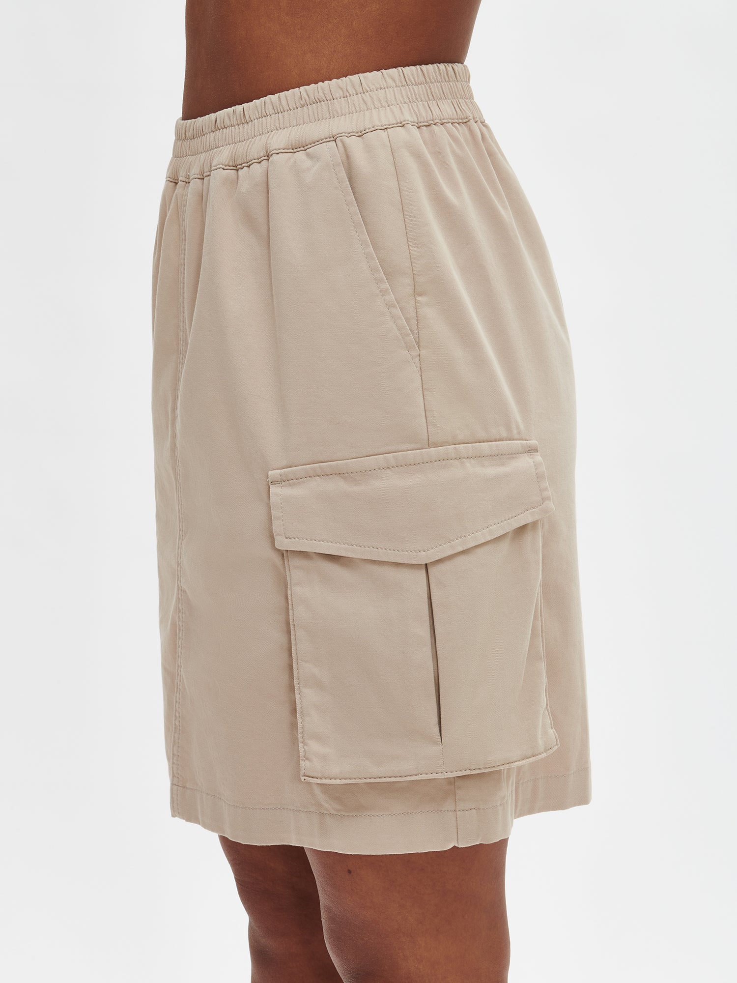 Nanson naisten rento beige Cargo-hame taskuilla.
