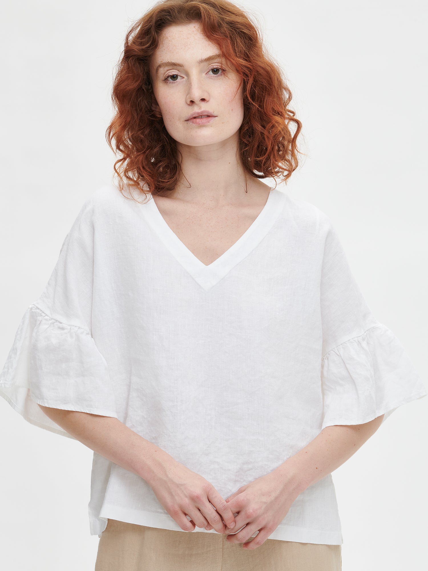 Nanson naisten kaunis valkoinen Linnet-pellavapusero mallin päällä lähikuvassa.