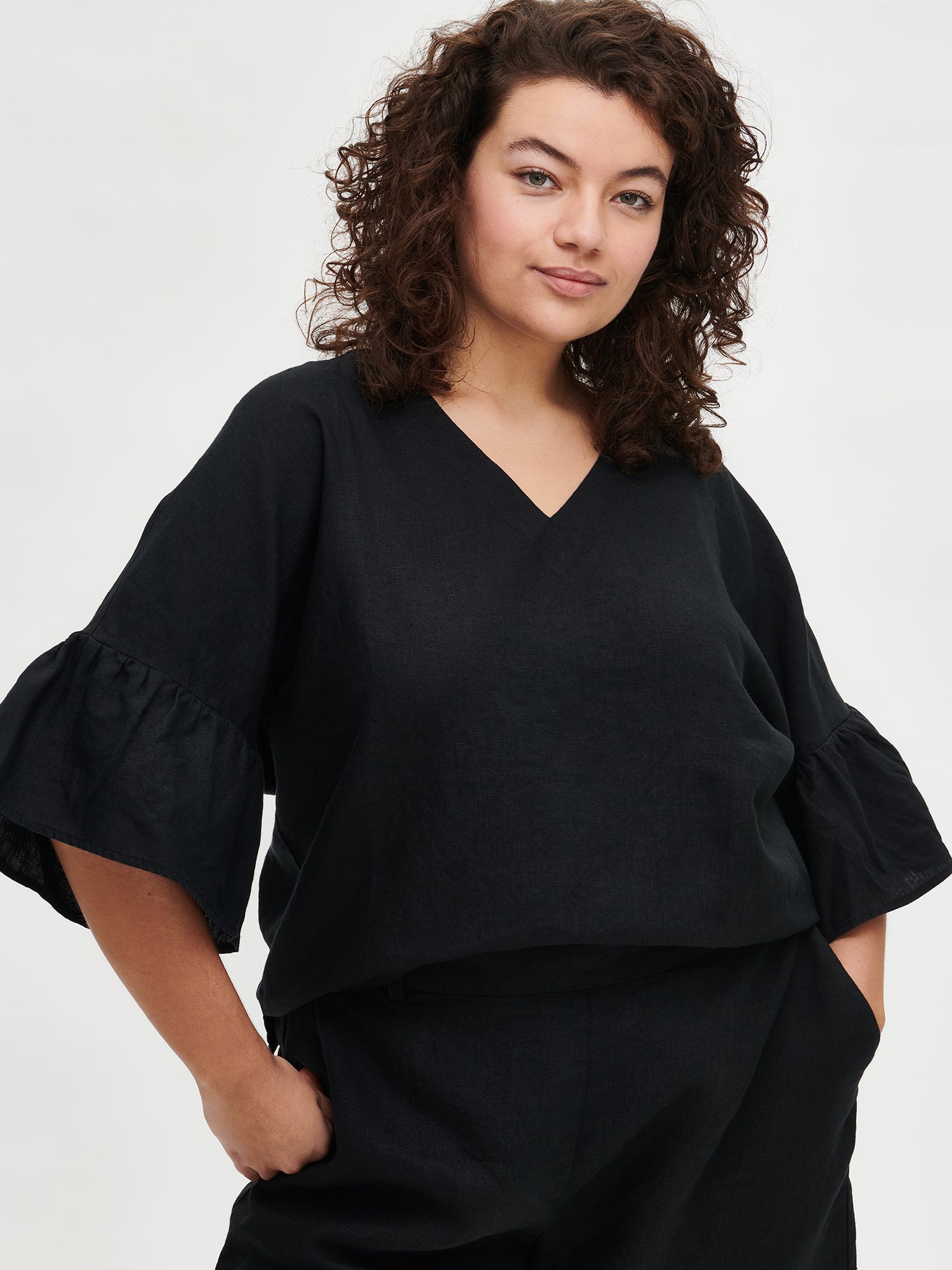 Nanson naisten kaunis musta Linnet-pellavapusero mallin päällä koossa 44 lähikuvassa.