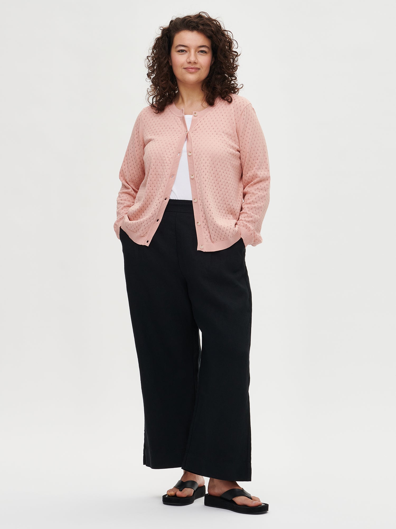 Nanson naisten mustat Saari-pellavahousut mallin päällä koossa 46 pitsivillatakin kanssa.