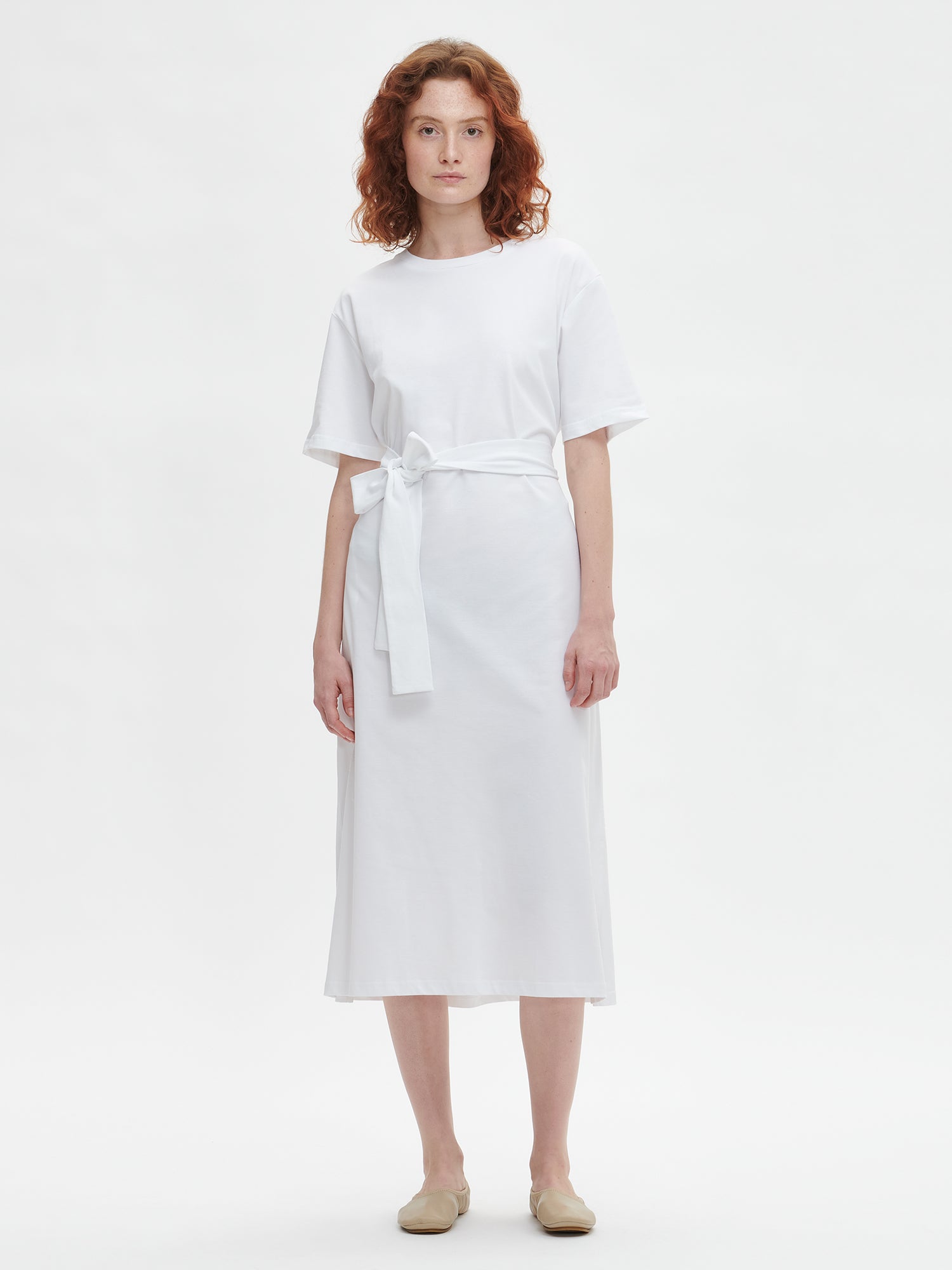 Nanson naisten tyylikäs valkoinen Kieppi-paitamekko vyöllä edestä.