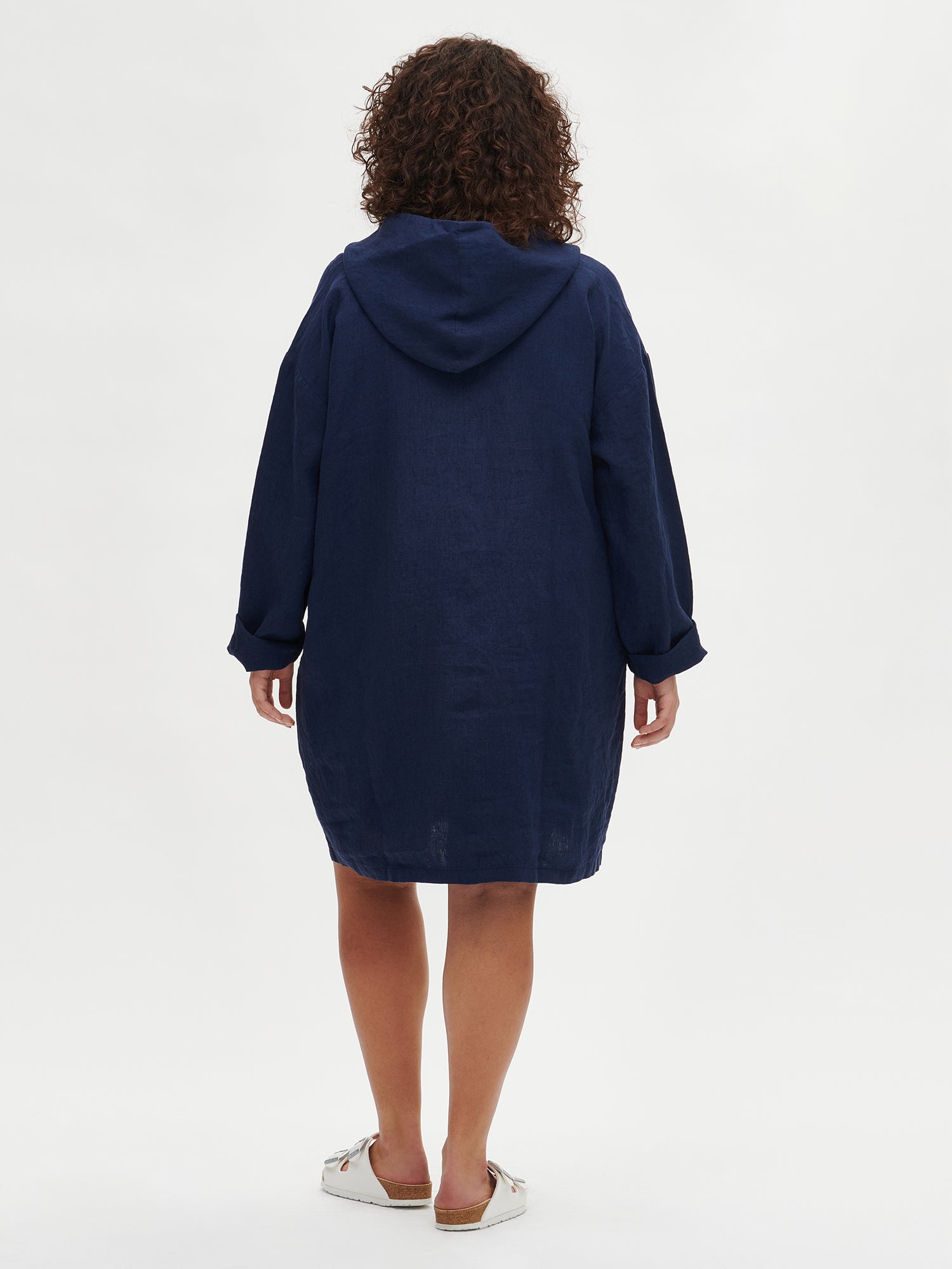 Nanson naisten rento tummansininen Sarastus-pellavahupparimekko pitkillä hihoilla koossa XL mallin päällä takaa.
