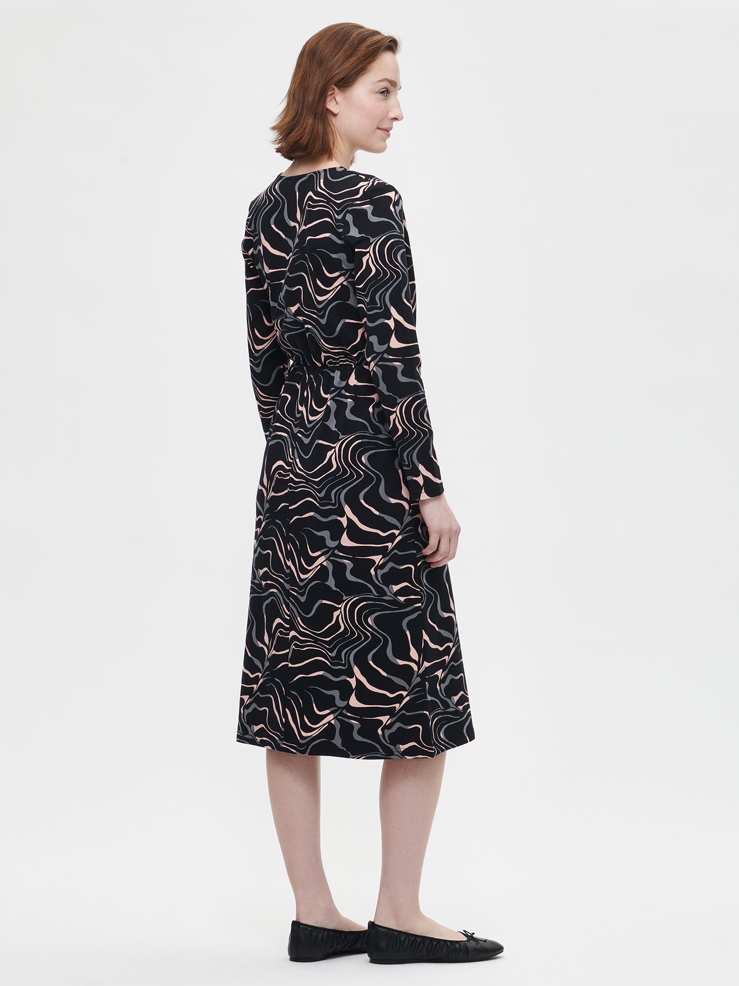 Nanson naisten musta Saara-mekko kauniilla kuosilla. takaa