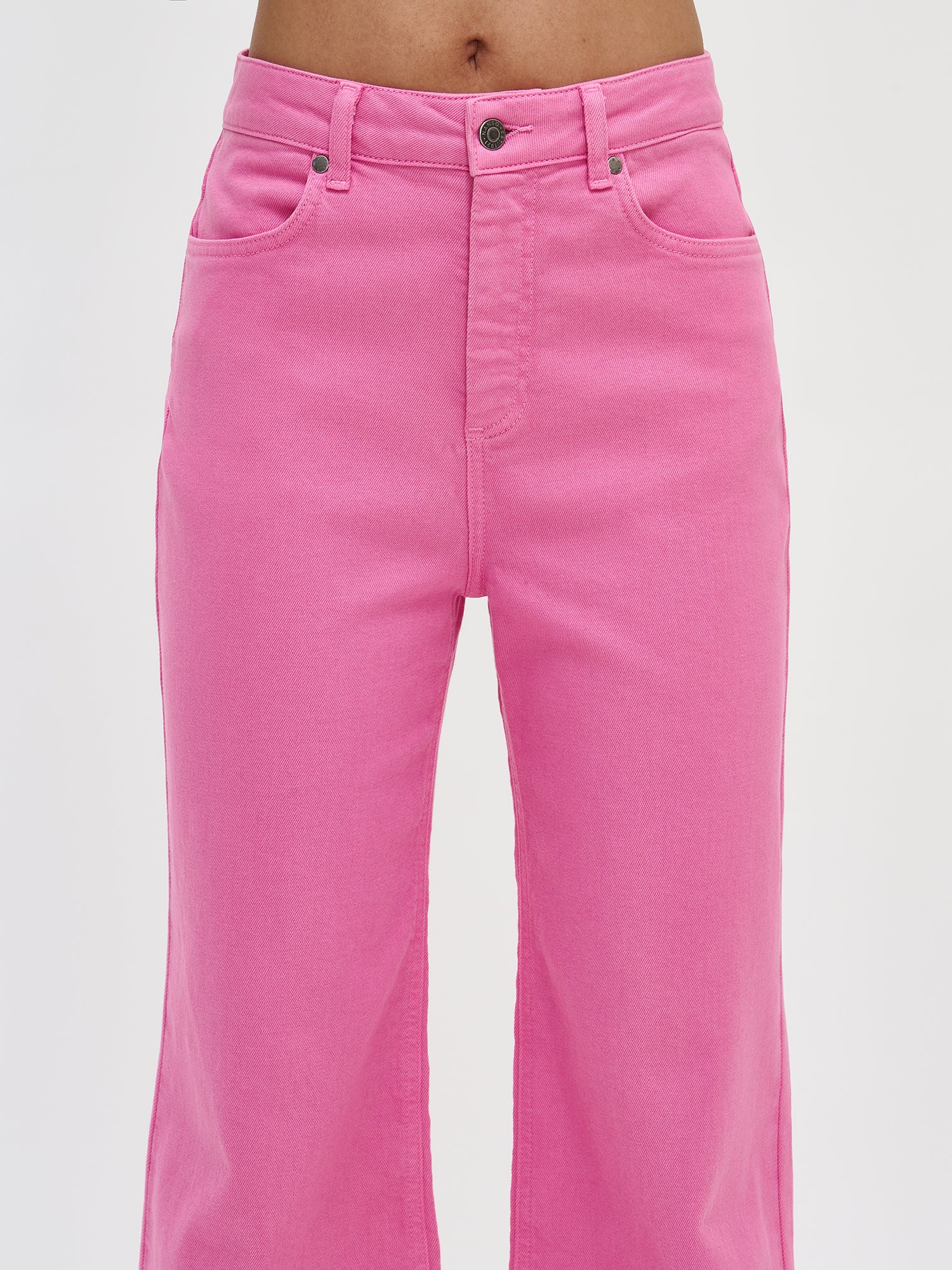 Nanson naisten trendikkäät pinkit Levee-farkut korkealla vyötäröllä lähikuvana edestä.