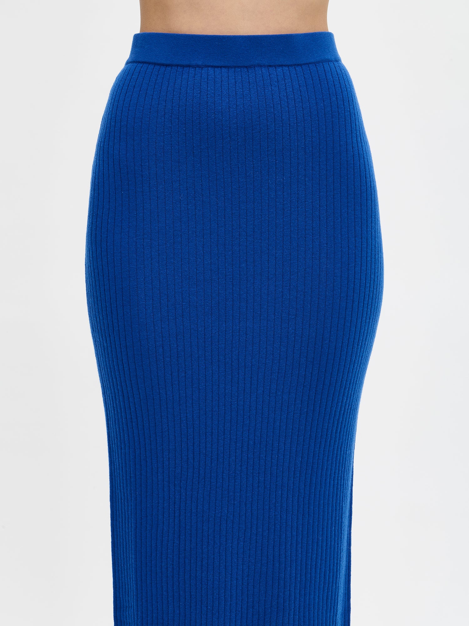 Nanson naisten tyylikäs ja mukava Villis -ribbihame, jossa on joustava vyötärö. Hameen neulos on 5x2 ribbiä ja materiaali on laadukasta merinovillan ja puuvillan sekoitetta. Lähikuvassa mallin päällä.