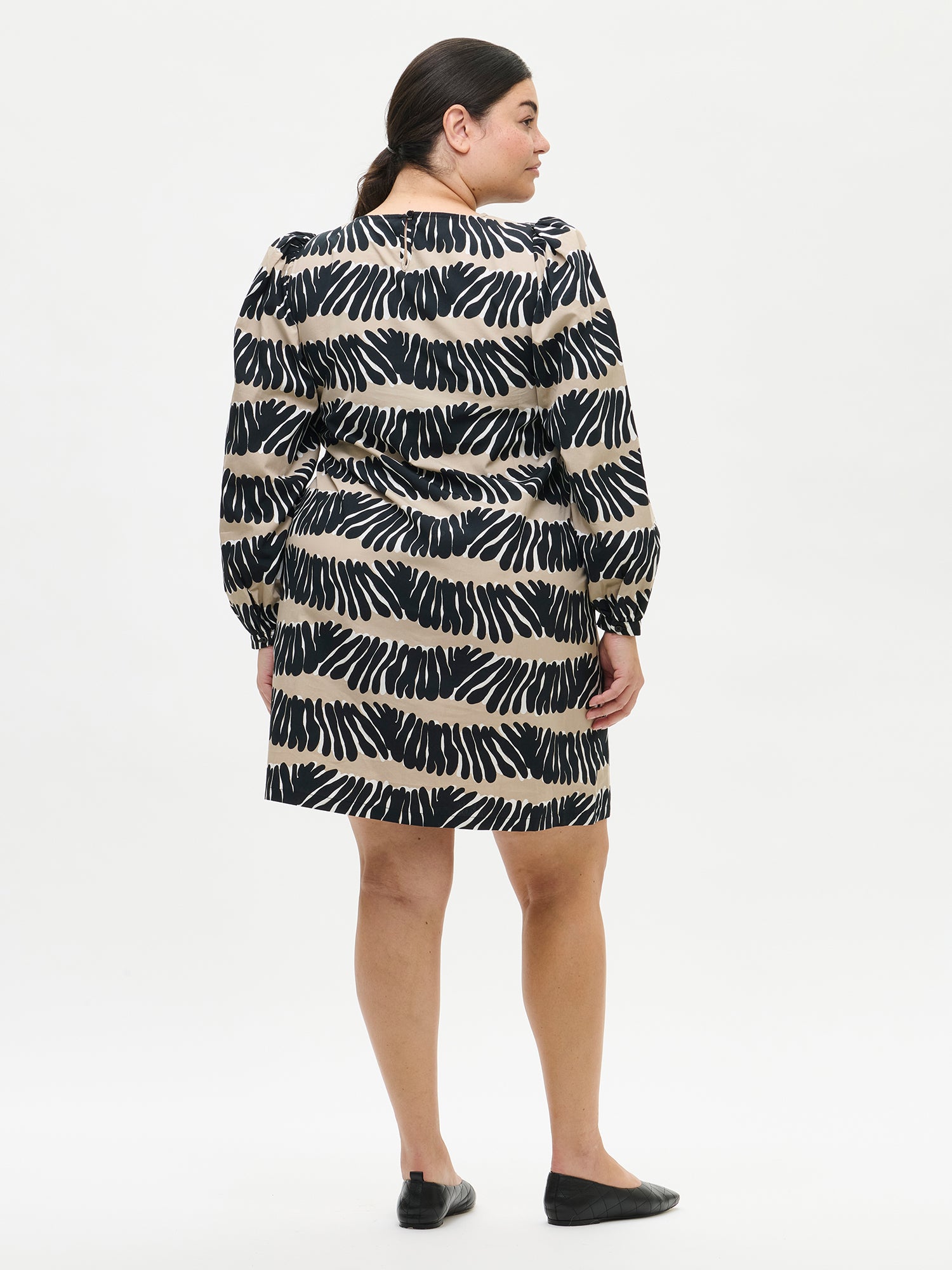 Nanson naisten kuosillinen beige Vuono-mekko halkiolla plus size -mallilla yllä takaa