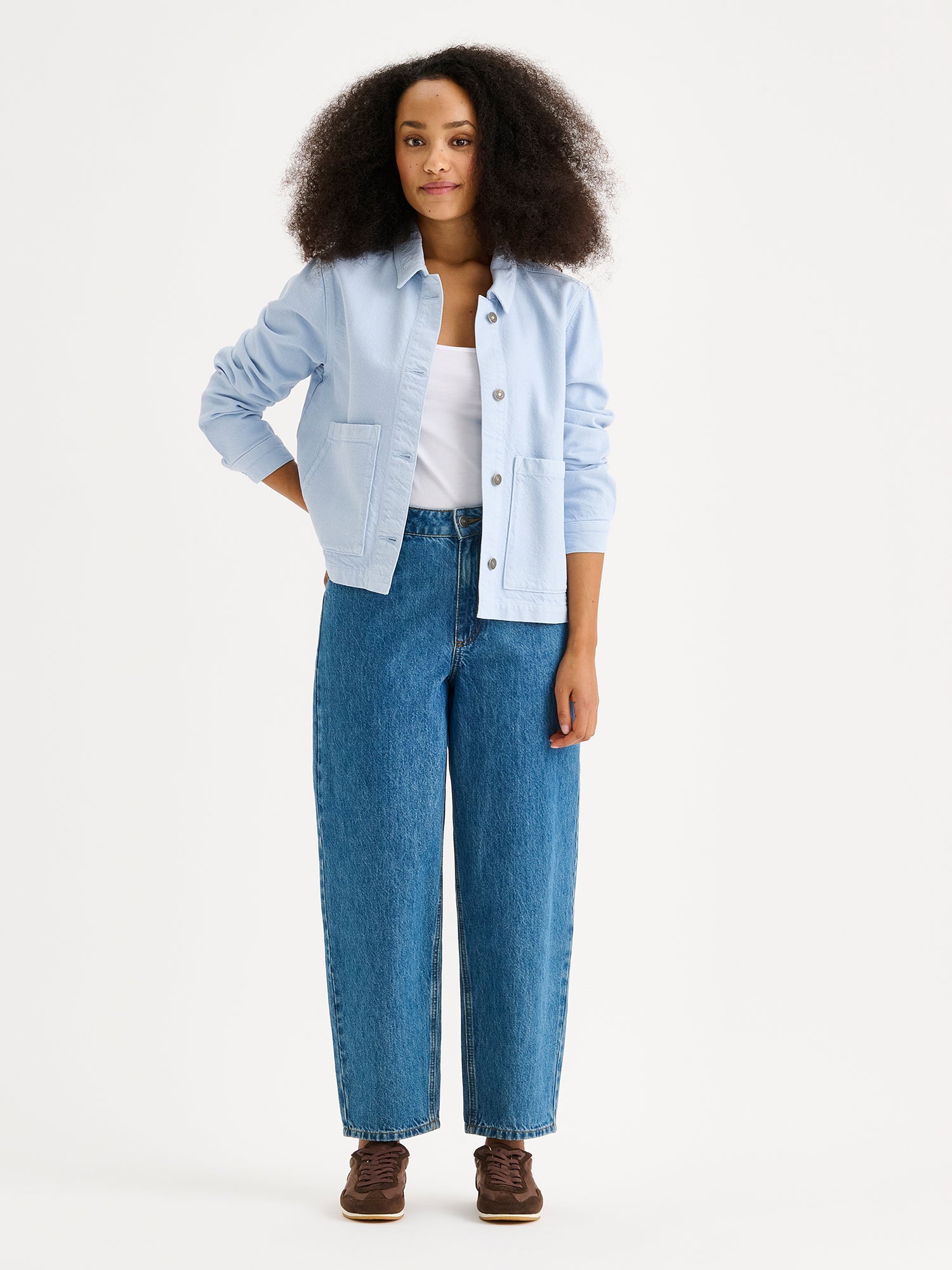 Nanson naisten rento sininen Mimi-takki. Tyylikäs farkkutakki on helppo yhdistää erilaisiin asukokonaisuuksiin. Kuvassa mallin päällä farkkujen kanssa.