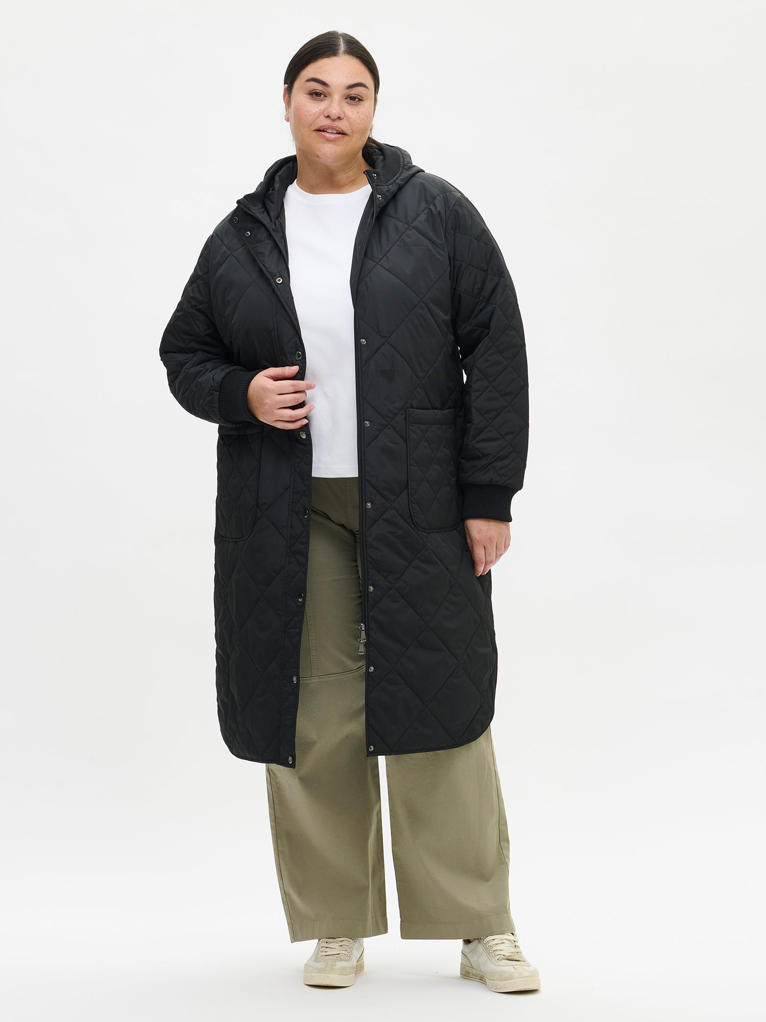 Nanson naisten rennon tyylikäs musta Maxi Hood-tikkitakki kevyellä vanulla ja lämpimällä hupulla edestä plus size -mallin yllä