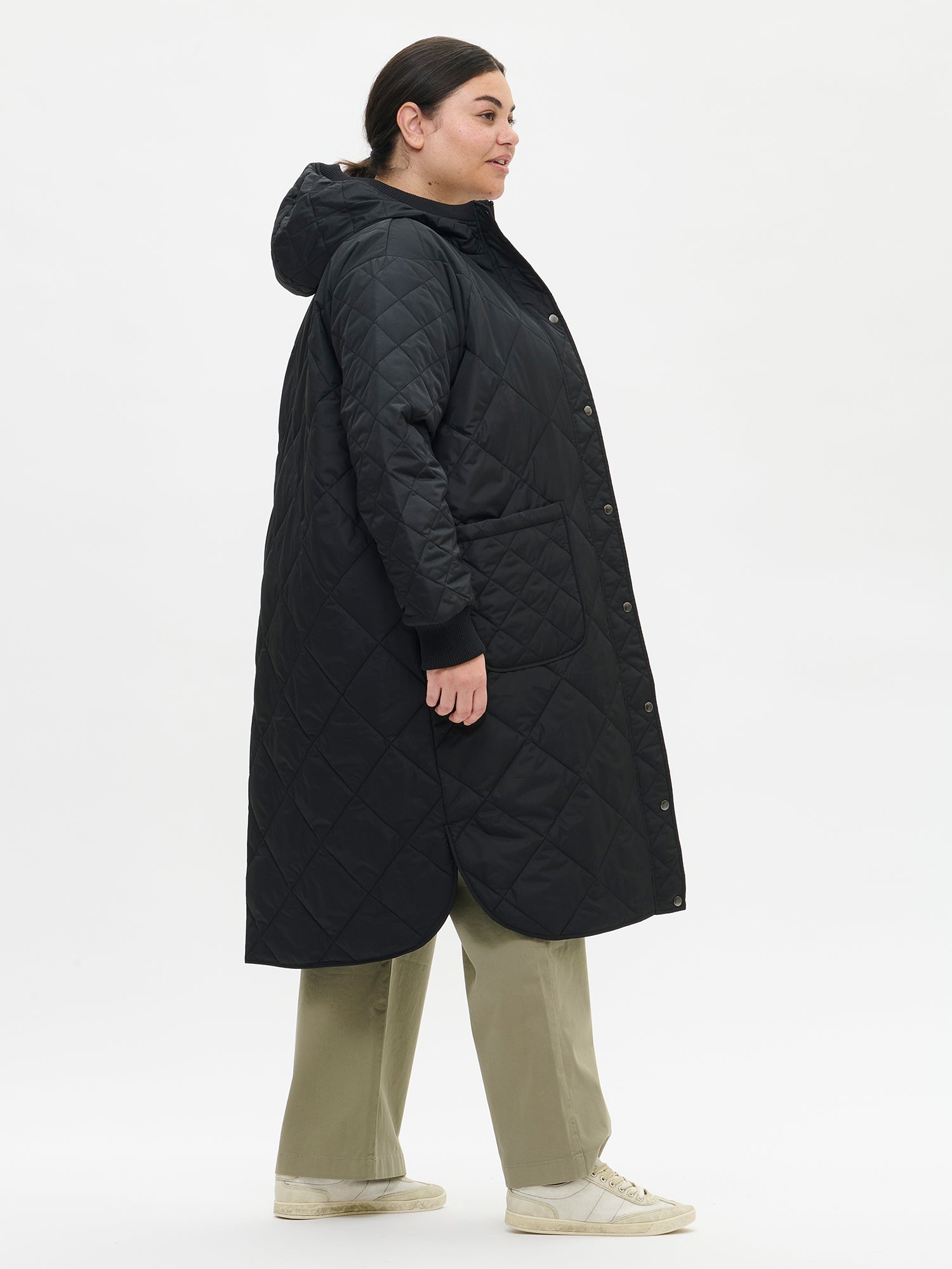 Nanson naisten rennon tyylikäs musta Maxi Hood-tikkitakki kevyellä vanulla ja lämpimällä hupulla sivusta plus size -mallin yllä
