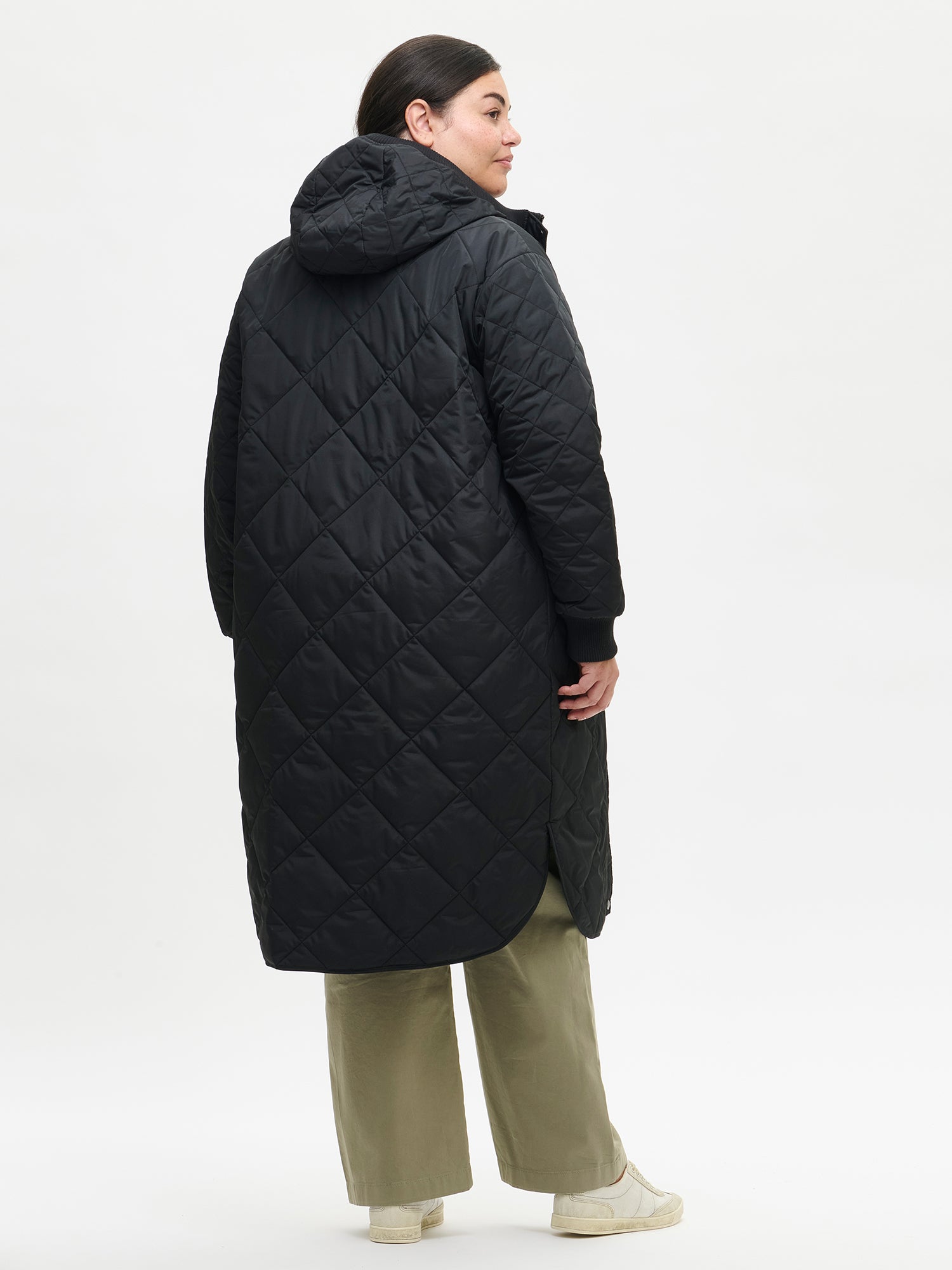 Nanson naisten rennon tyylikäs musta Maxi Hood-tikkitakki kevyellä vanulla ja lämpimällä hupulla takaa plus size -mallin yllä