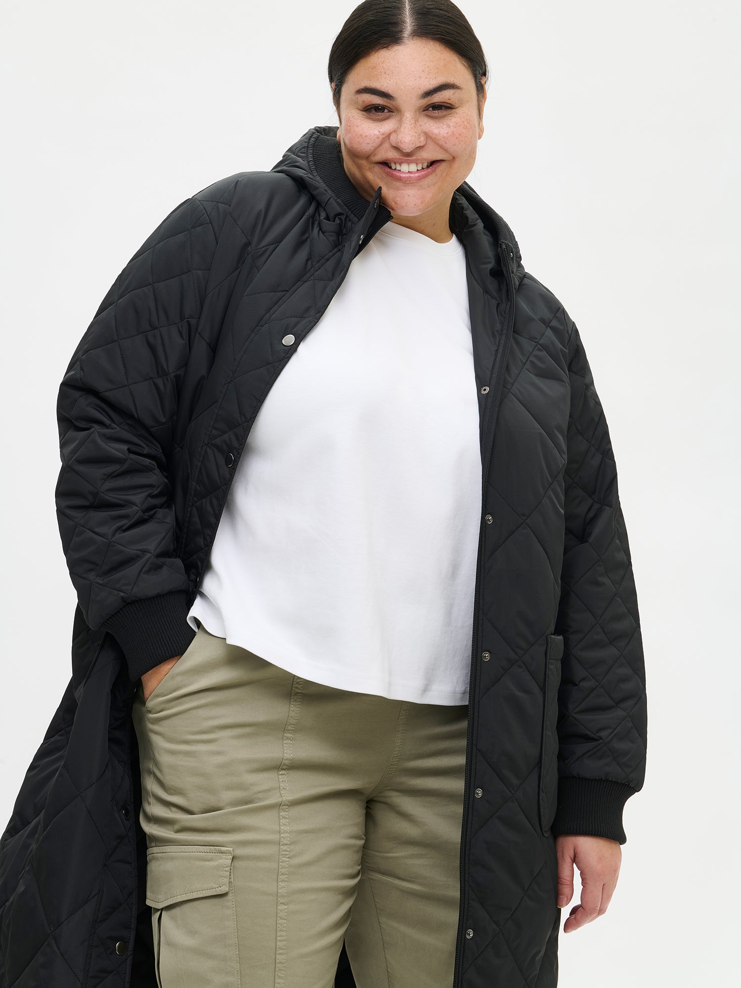 Nanson naisten rennon tyylikäs musta Maxi Hood-tikkitakki kevyellä vanulla ja lämpimällä hupulla edestä plus size -mallin yllä lähikuvassa