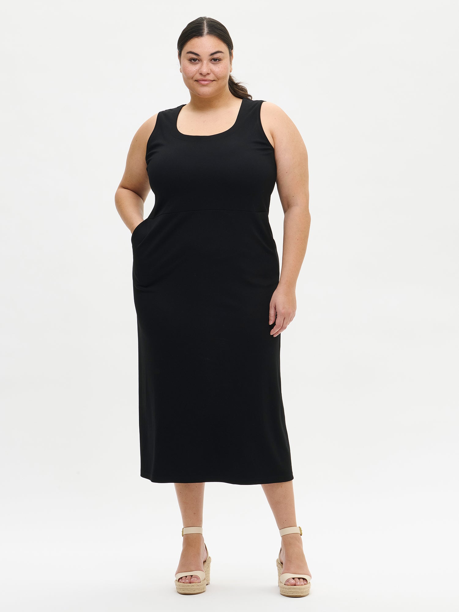 Nanson naisten musta pitkä Aida-mekko taskuilla edestä plus size -mallilla