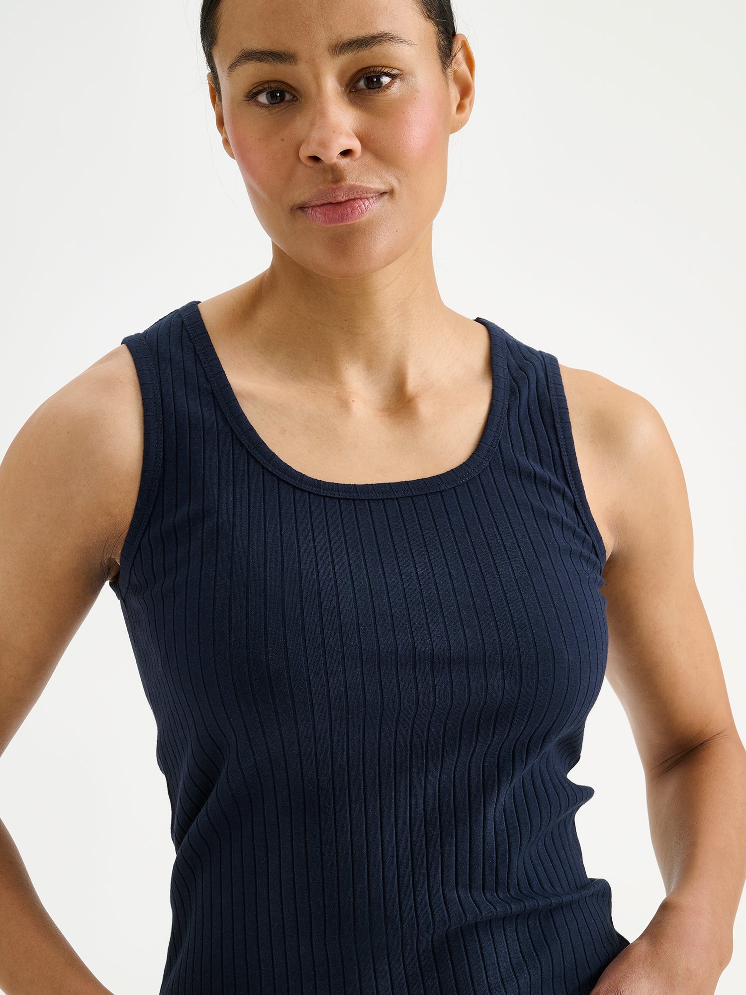 Nanson naisten ajaton Seri-toppi pyöreällä pääntiellä ja suoralla helmalla mallin päällä lähikuvassa.