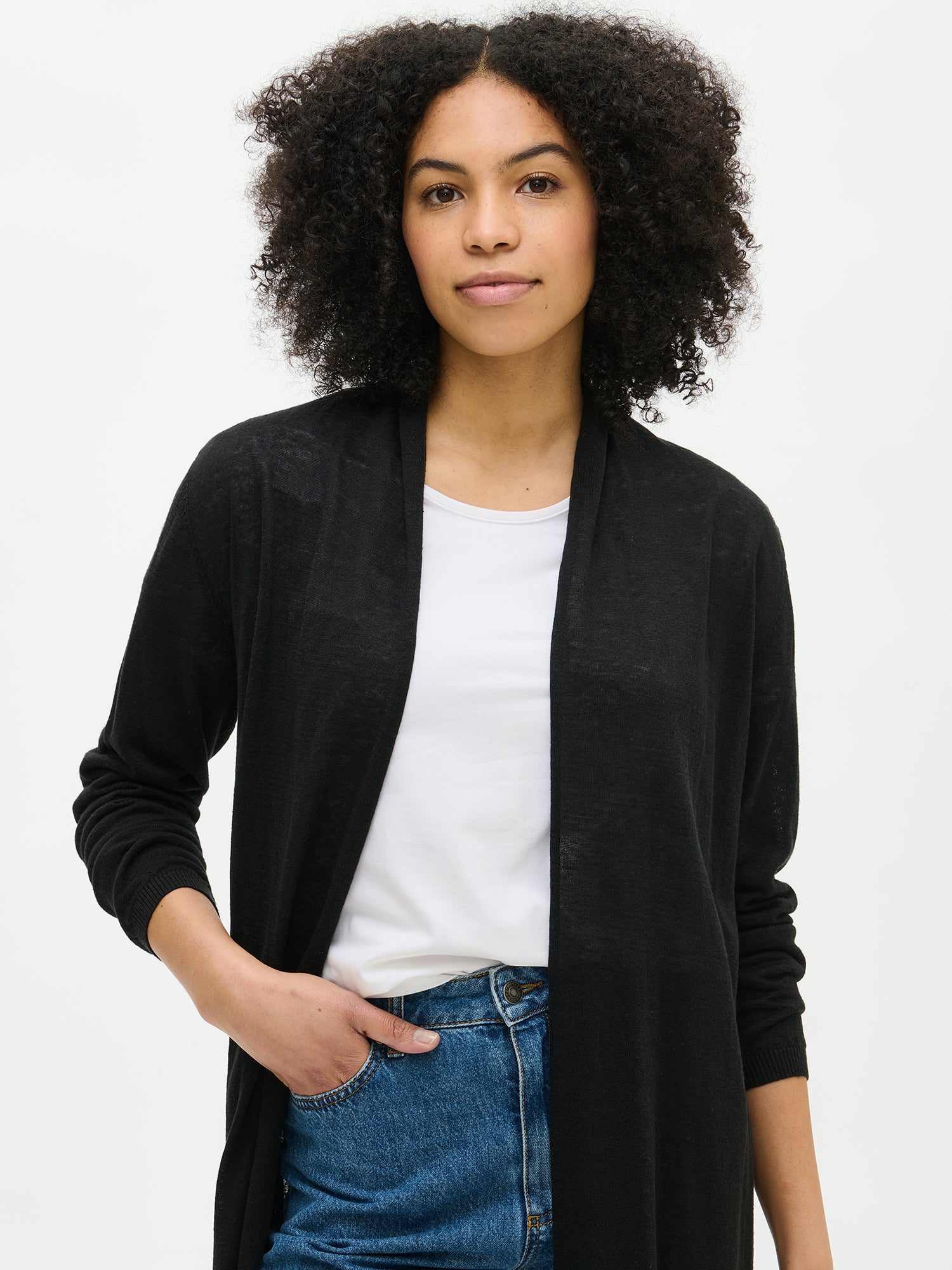 Nanson naisten pitkä, musta Karina-neuletakki edestä mallilla.