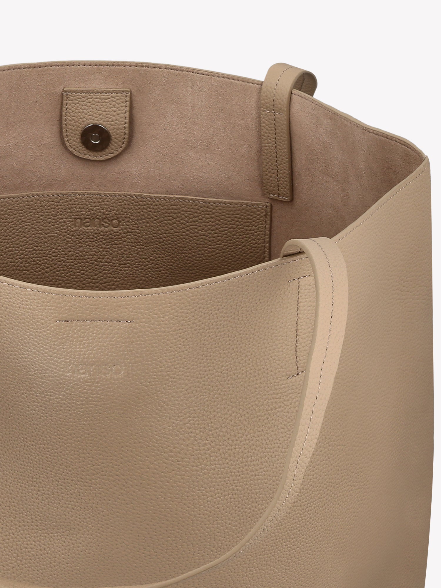 Nanson tyylikäs tote bag-tyylinen Maxi Naru- nahkalaukku vaalean beigenä. Klassinen nahkalaukku on luottoasuste arkeen. Tuote on valmistettu sertifioidusta nahasta. Tuotekuva yläviistosta, näkymä laukun sisälle.