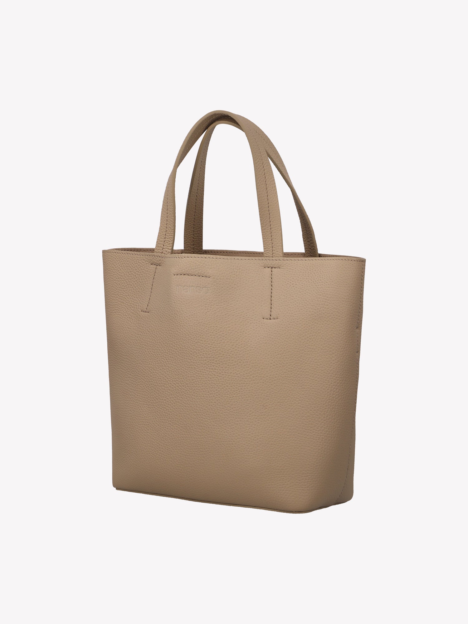 Nanson tyylikäs vaalea beige Naru Tote- nahkalaukku. Naru Tote -nahkalaukussa on sekä lyhyemmät kantohihnat että pidempi irrotettava ja säädettävä olkahihna. Tuote on valmistettu sertifioidusta nahasta. Tuotekuva edestä ilman crossbody-hihnaa.