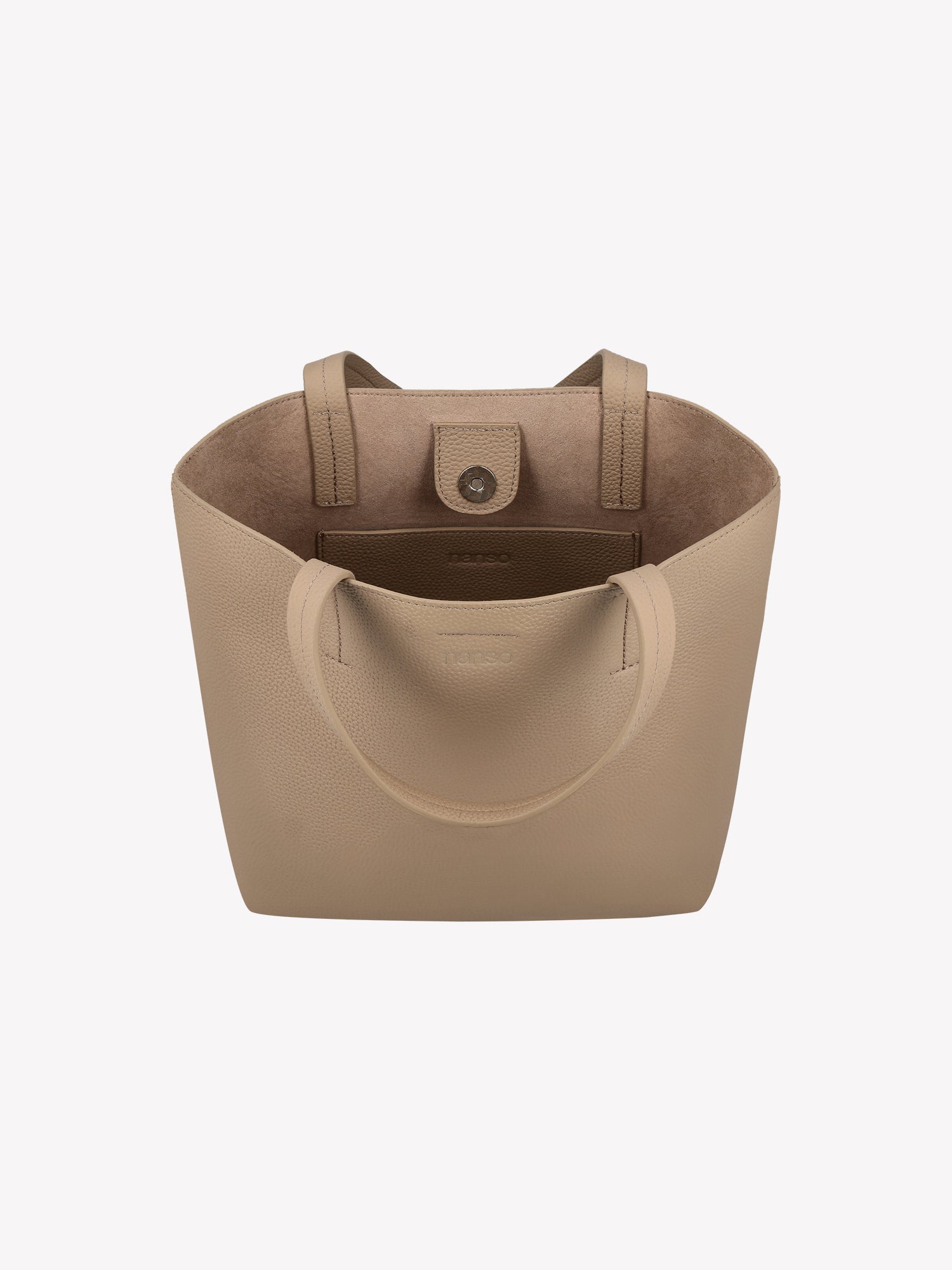 Nanson tyylikäs vaalea beige Naru Tote- nahkalaukku. Naru Tote -nahkalaukussa on sekä lyhyemmät kantohihnat että pidempi irrotettava ja säädettävä olkahihna. Tuote on valmistettu sertifioidusta nahasta. Tuotekuva yläviistosta niin, että laukkuun näkee sisälle.