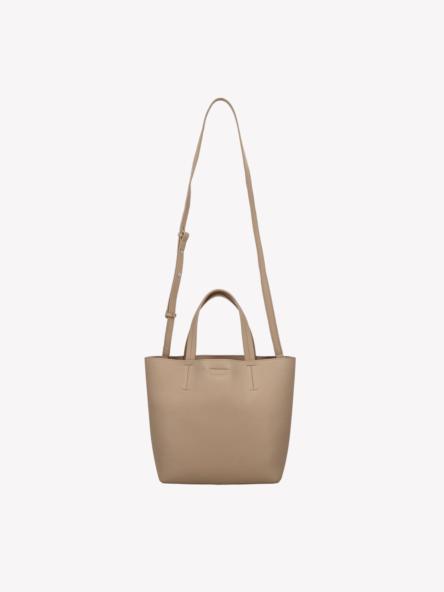 Nanson tyylikäs vaalea beige Naru Tote- nahkalaukku. Naru Tote -nahkalaukussa on sekä lyhyemmät kantohihnat että pidempi irrotettava ja säädettävä olkahihna. Tuote on valmistettu sertifioidusta nahasta. Tuotekuva edestä.